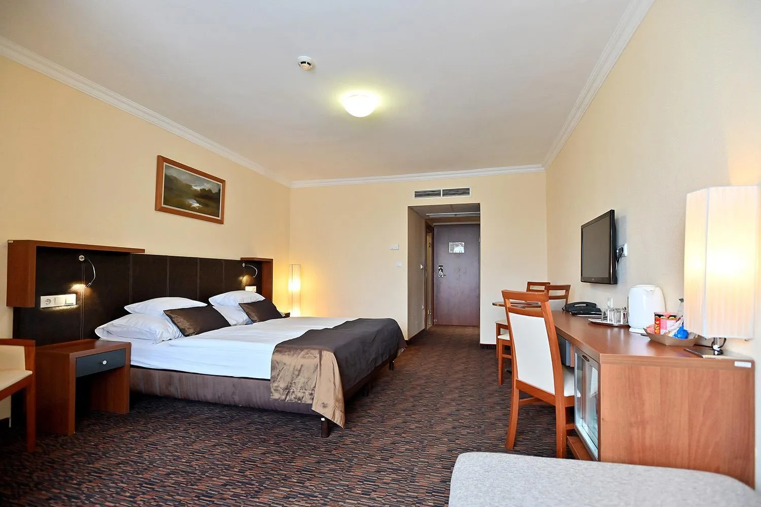 Bed in Hotel Eger & Park