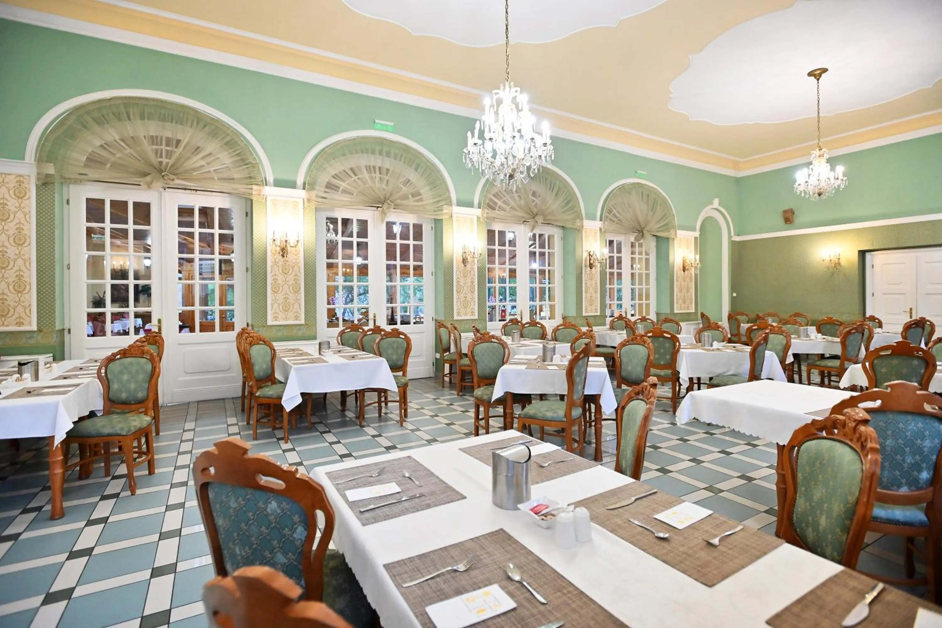 Restaurant/places to eat in Hotel Eger & Park