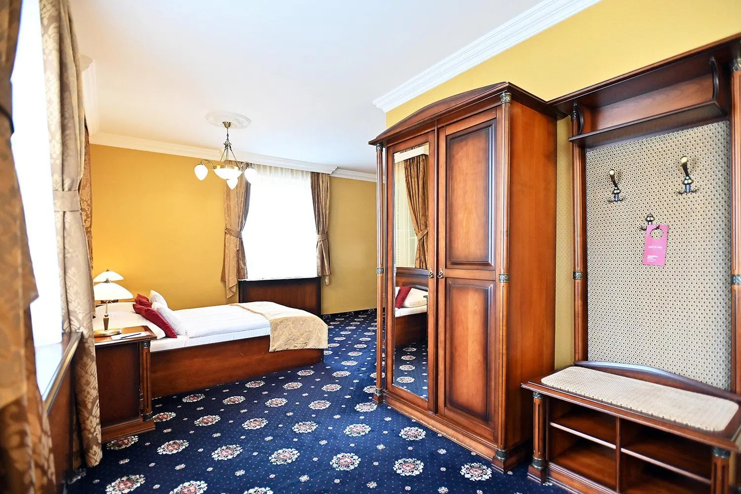 Bed in Hotel Eger & Park