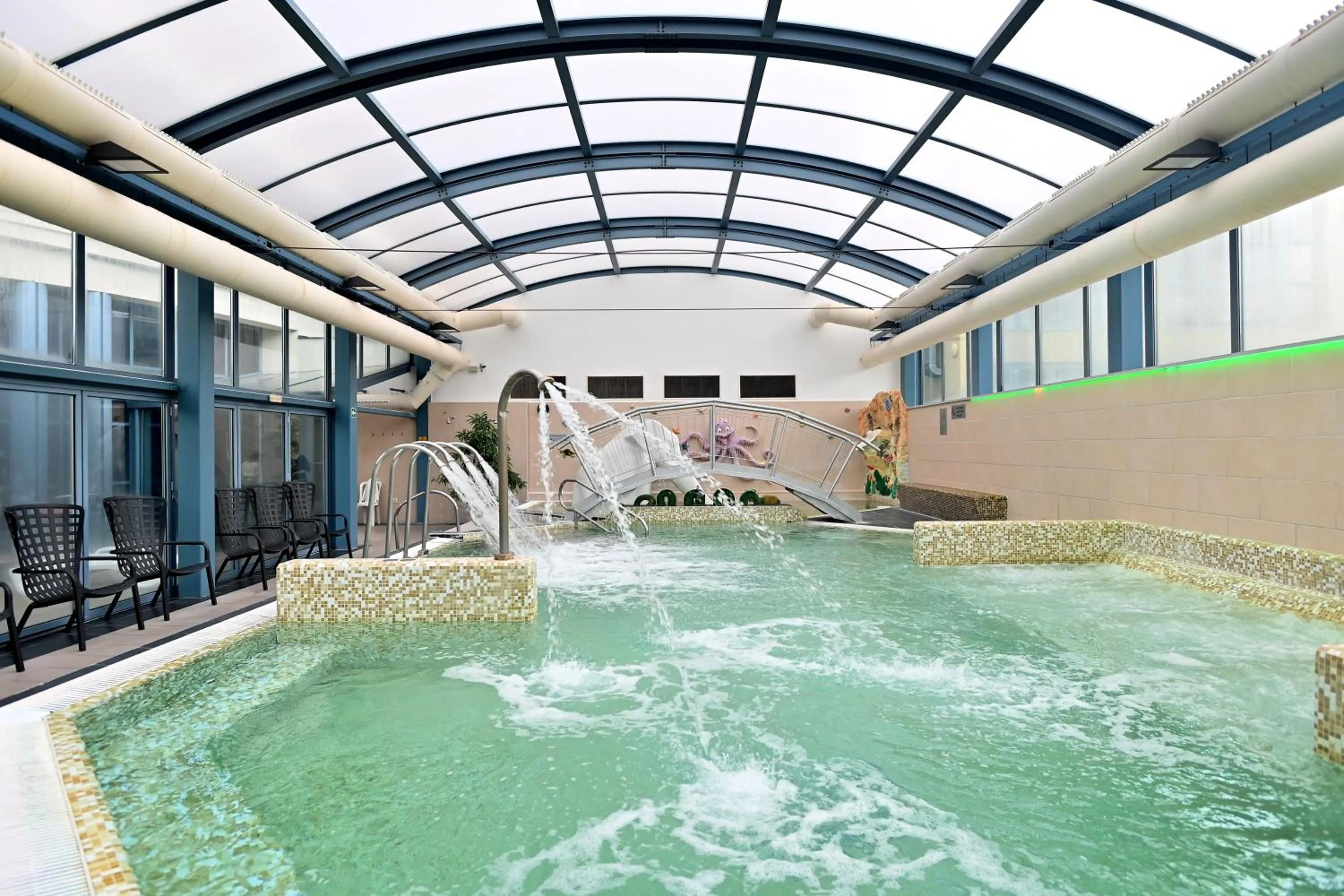 Swimming pool in Hotel Eger & Park