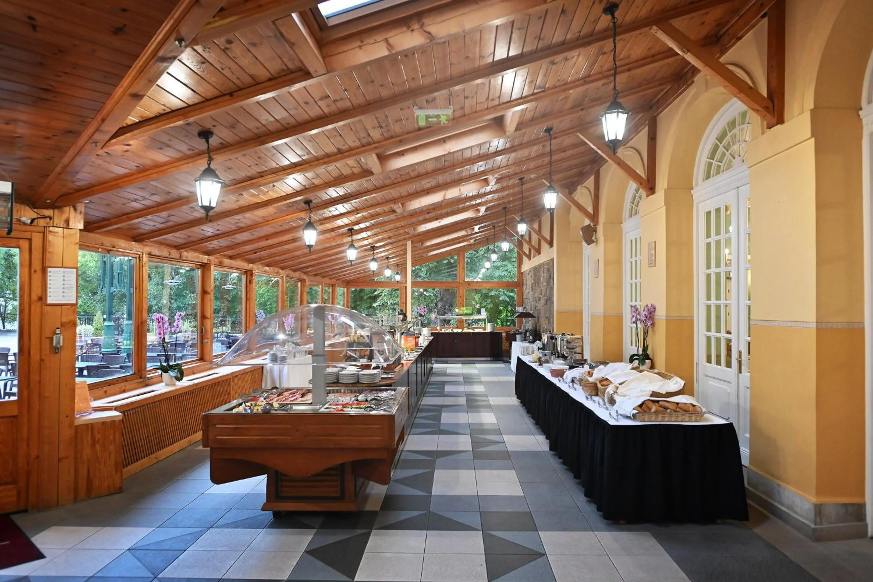 Restaurant/places to eat in Hotel Eger & Park