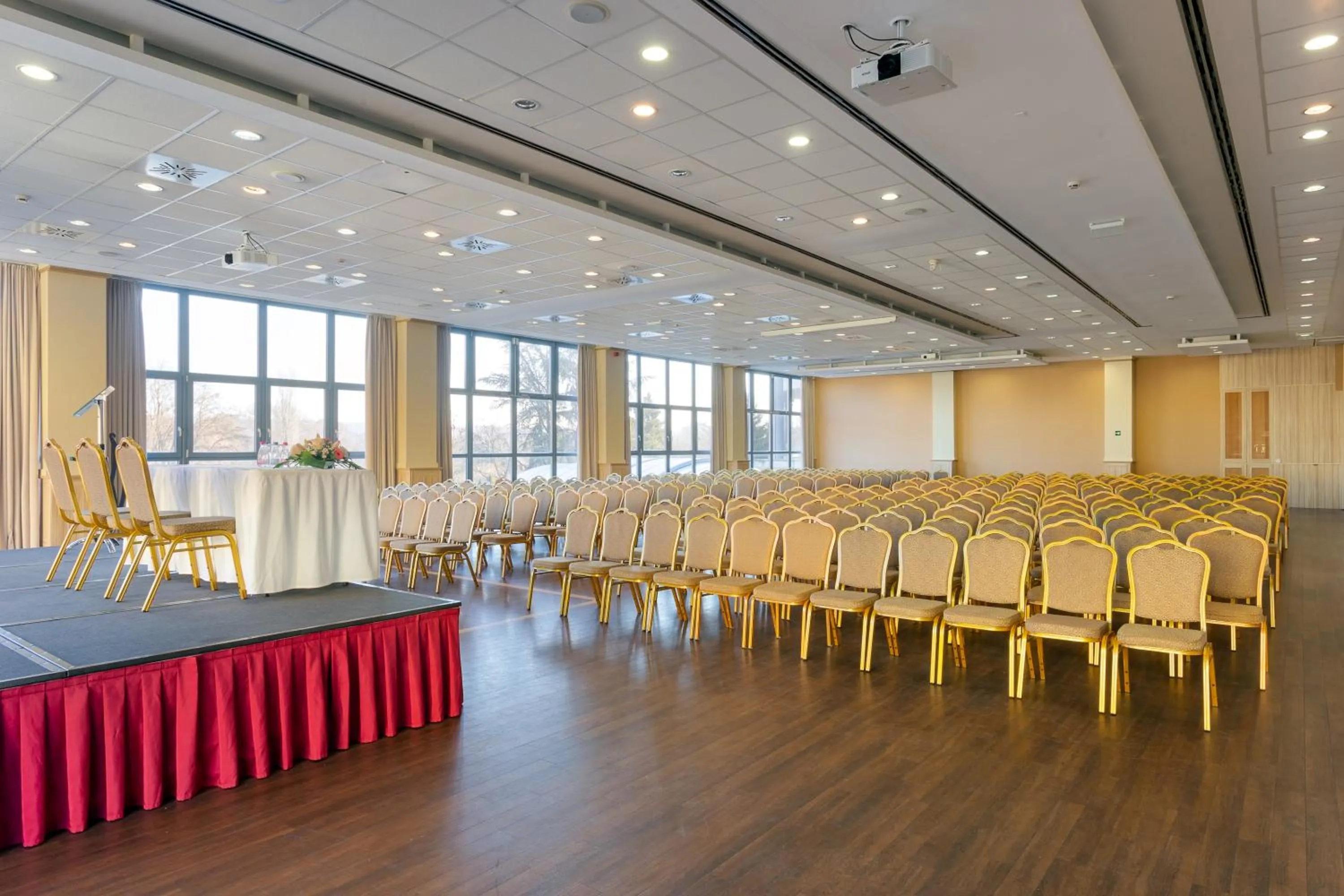 Business facilities in Hotel Eger & Park