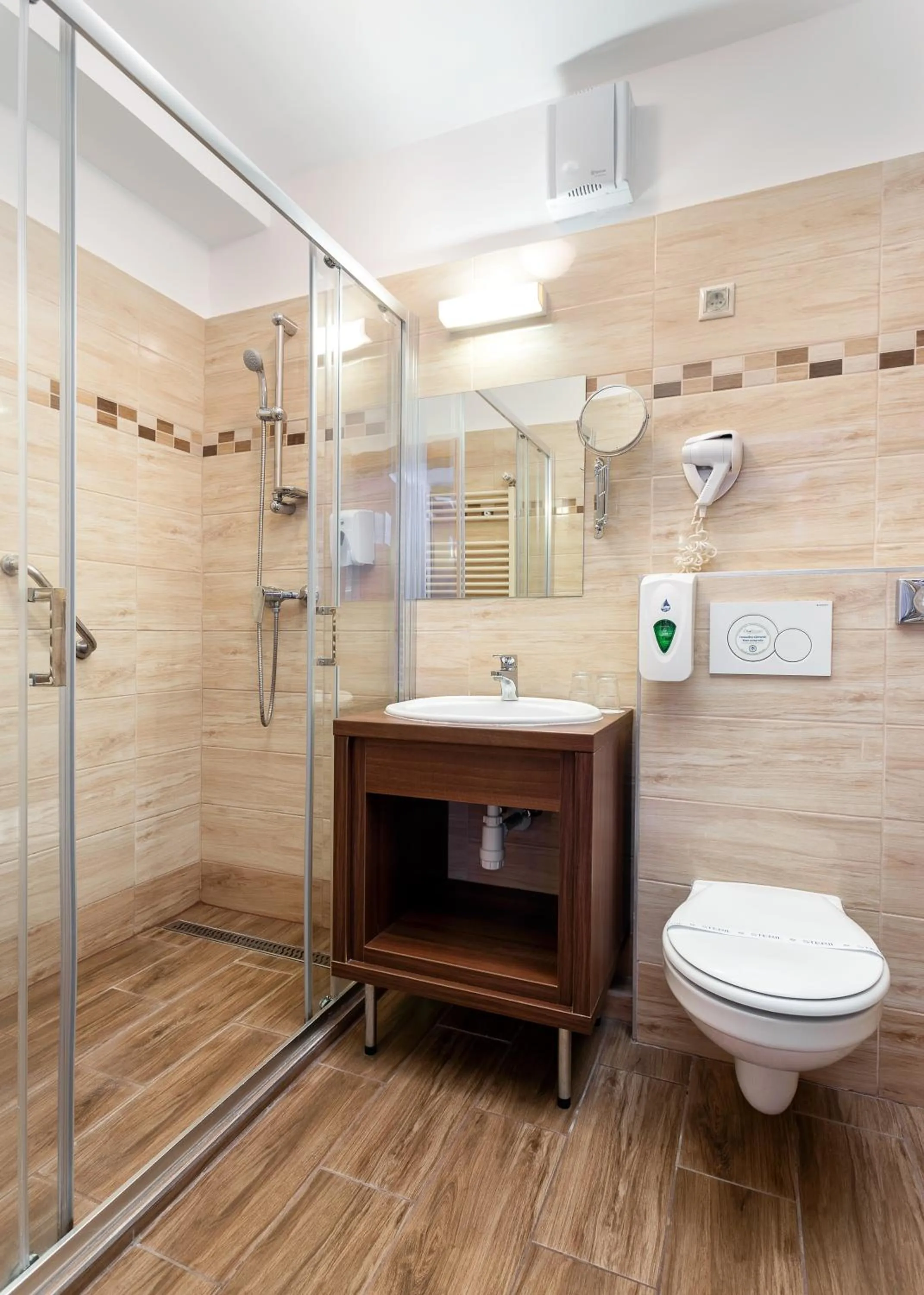 Shower in Hotel Eger & Park