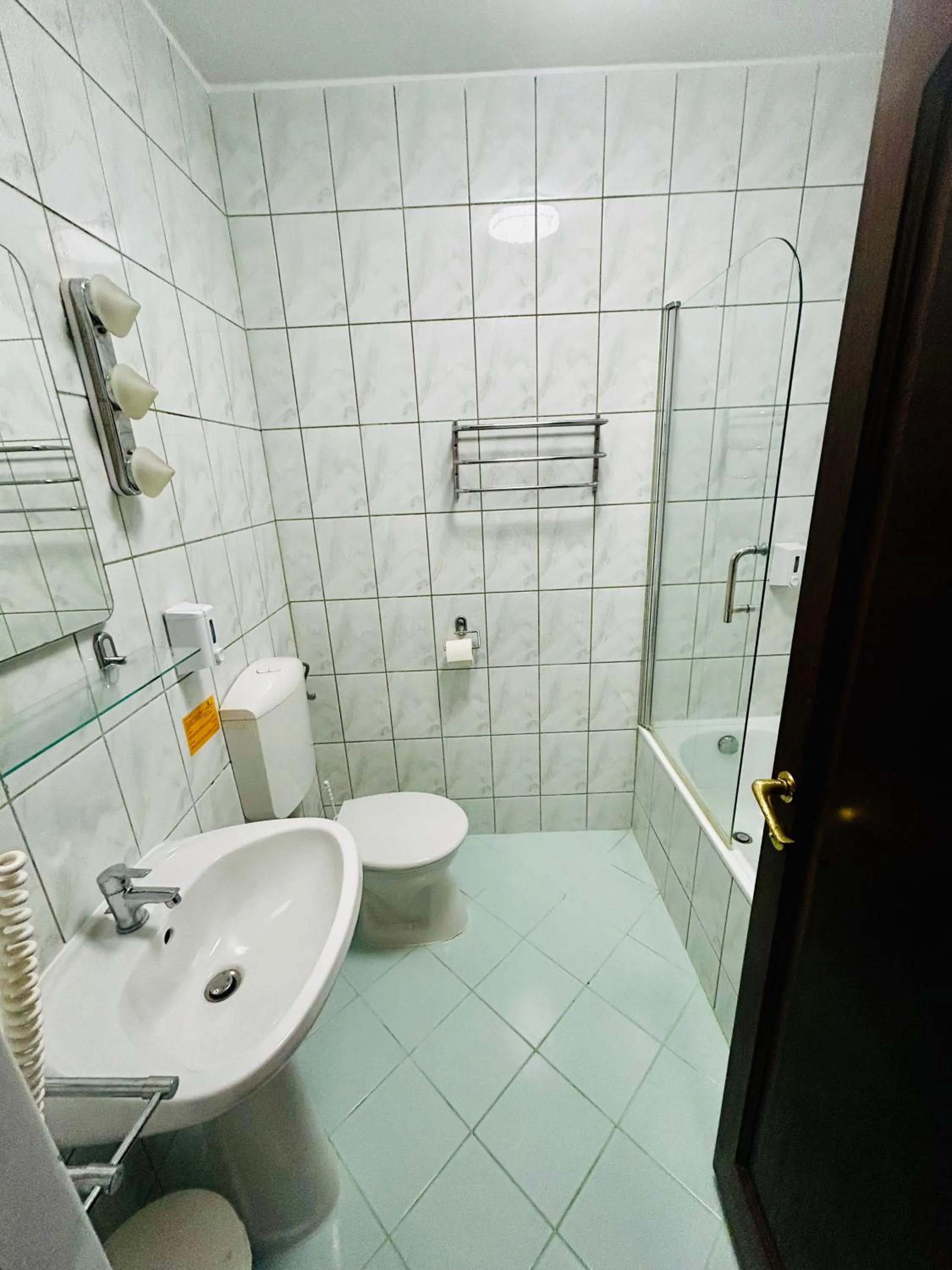 Shower in Hotel Erzsébet