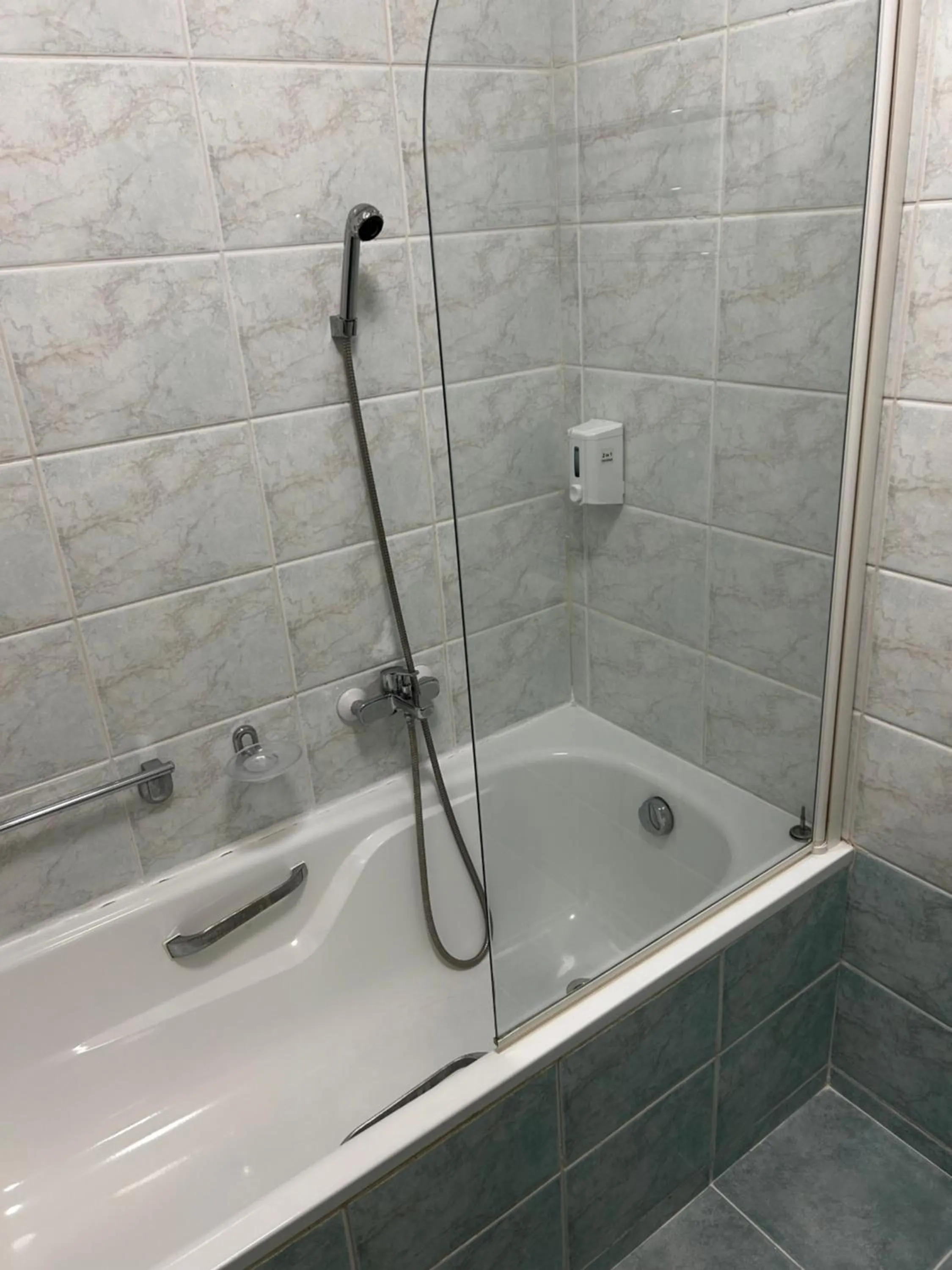 Shower in Hotel Erzsébet