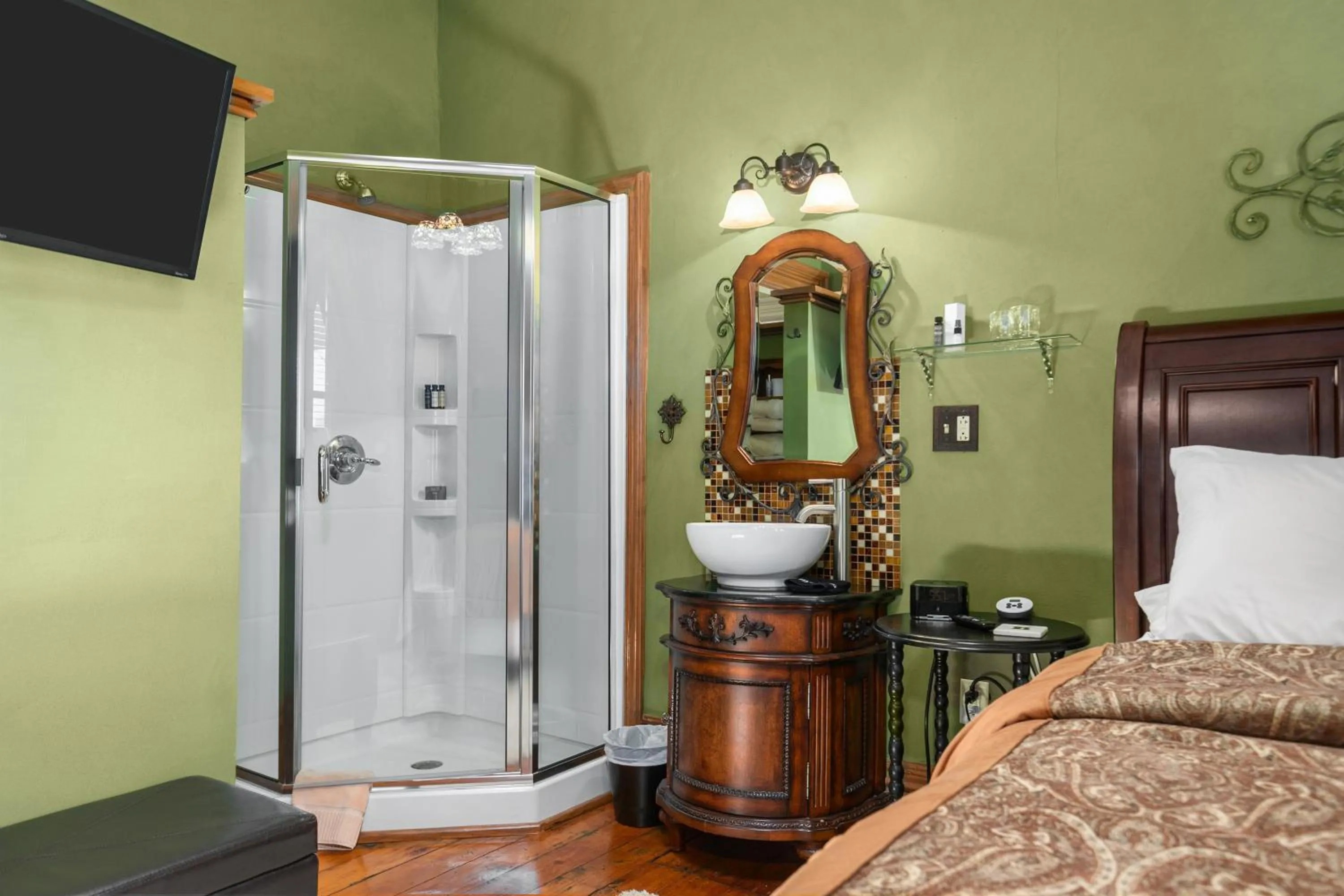 Superior Queen Room in Braywood Inn