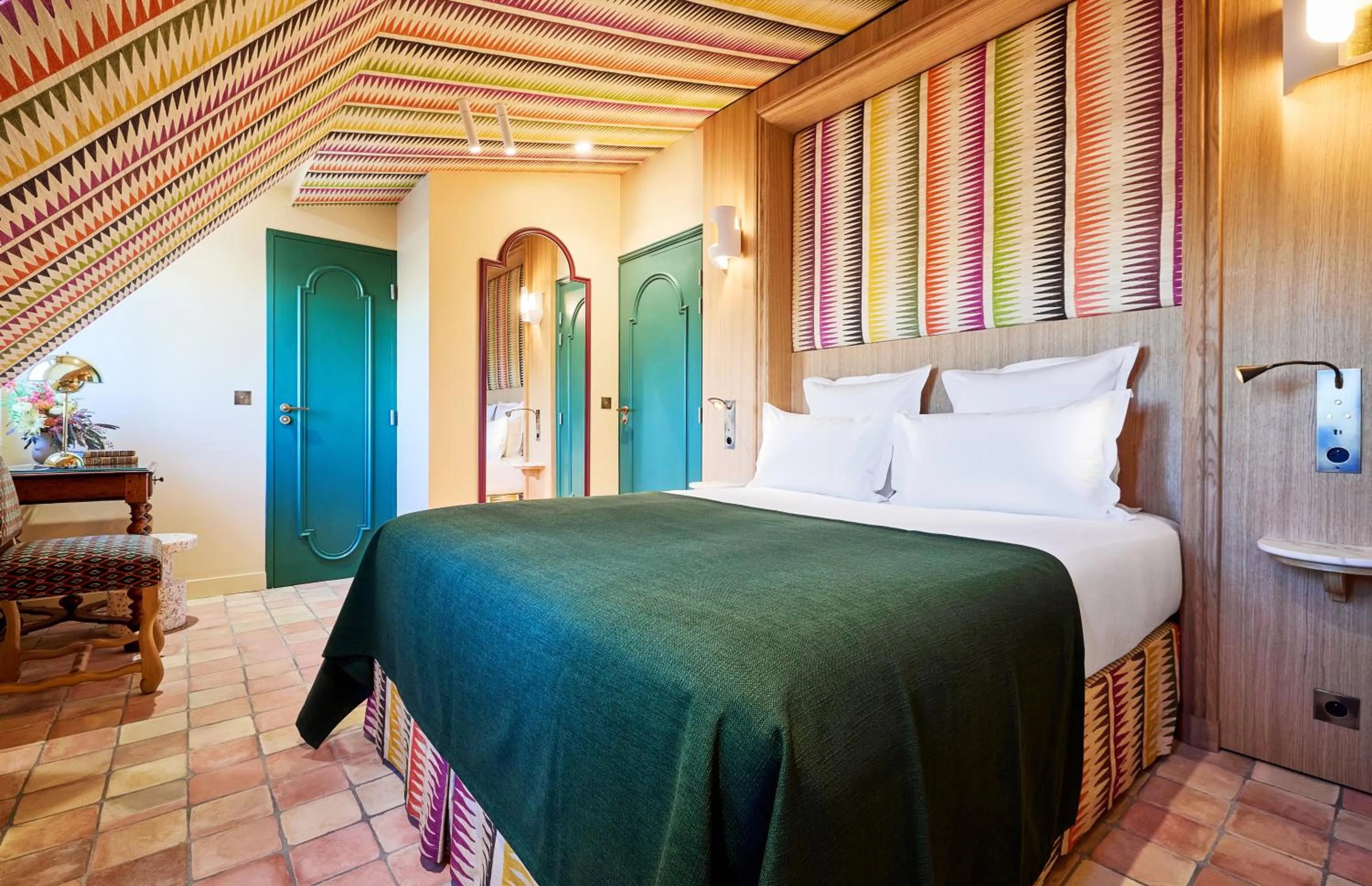 Bed in Hôtel Prince de Conti - Hôtel Rénové