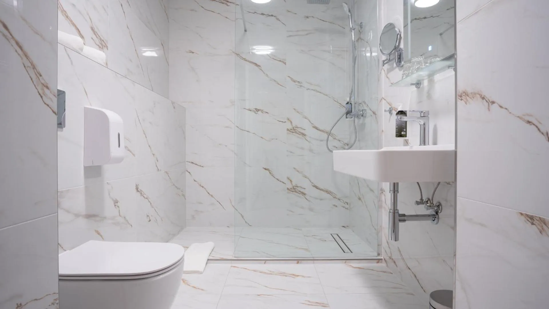 Bathroom in Kikelet Club Hotel