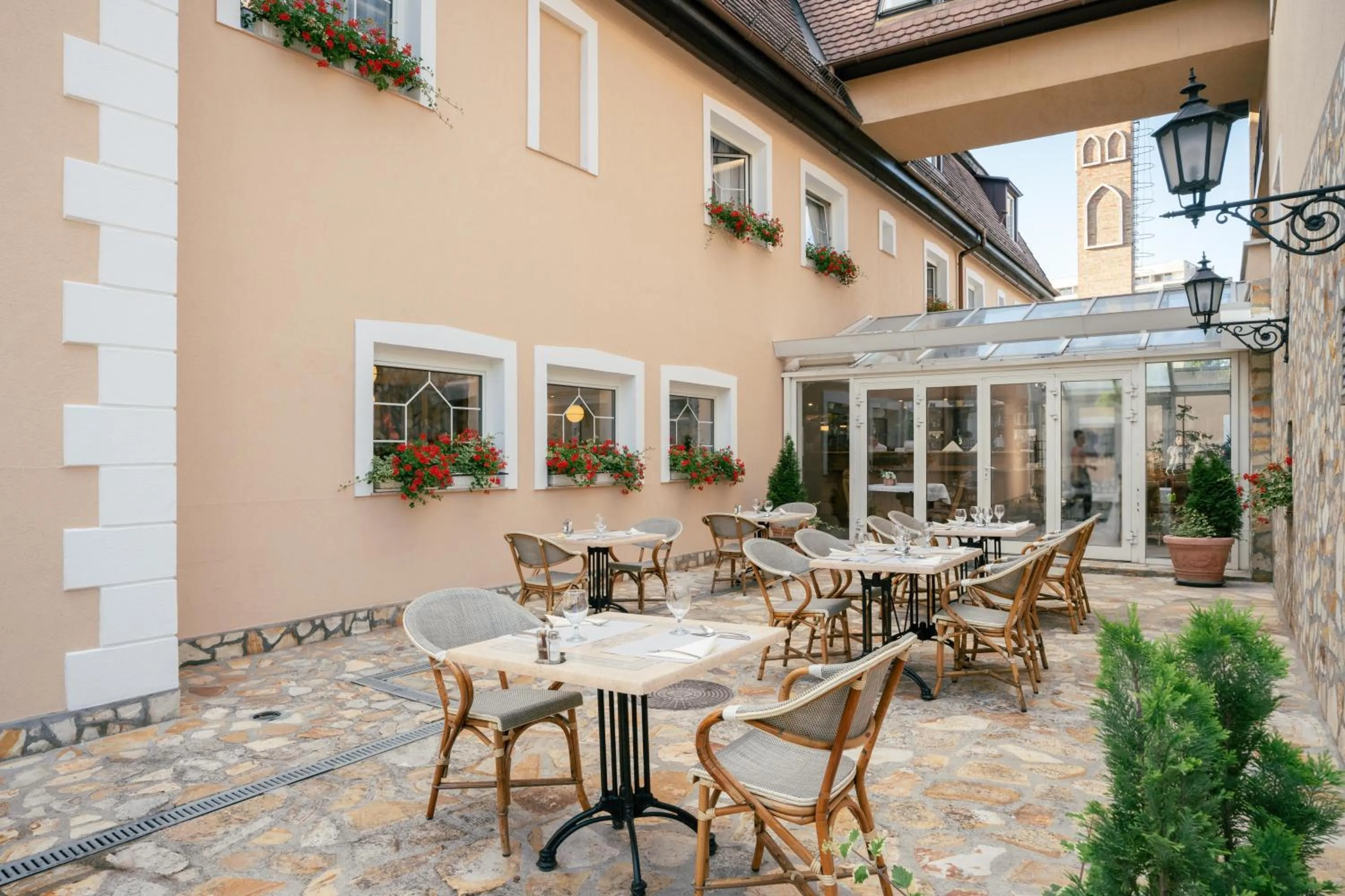 Restaurant/places to eat in Kikelet Club Hotel