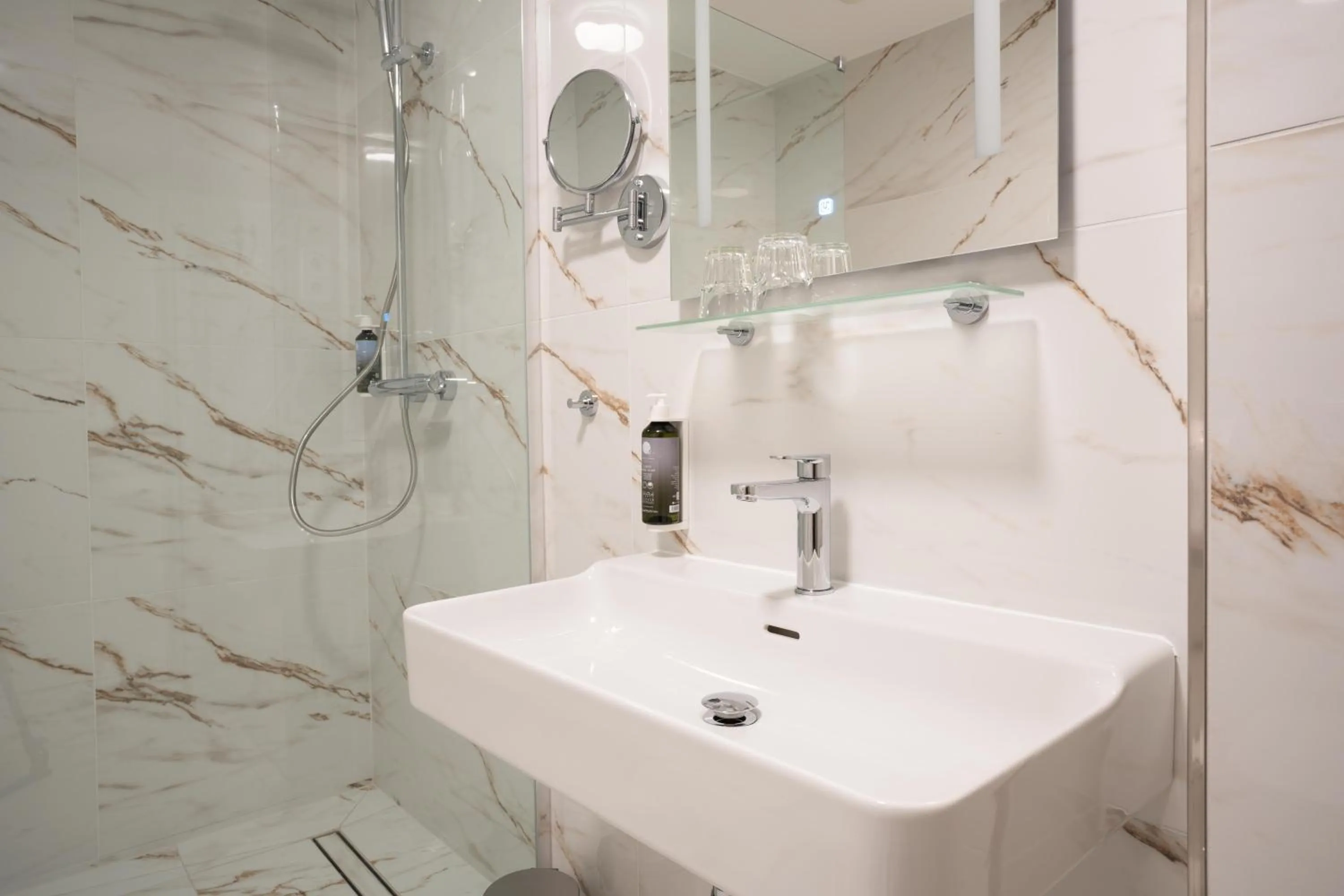 Shower in Kikelet Club Hotel