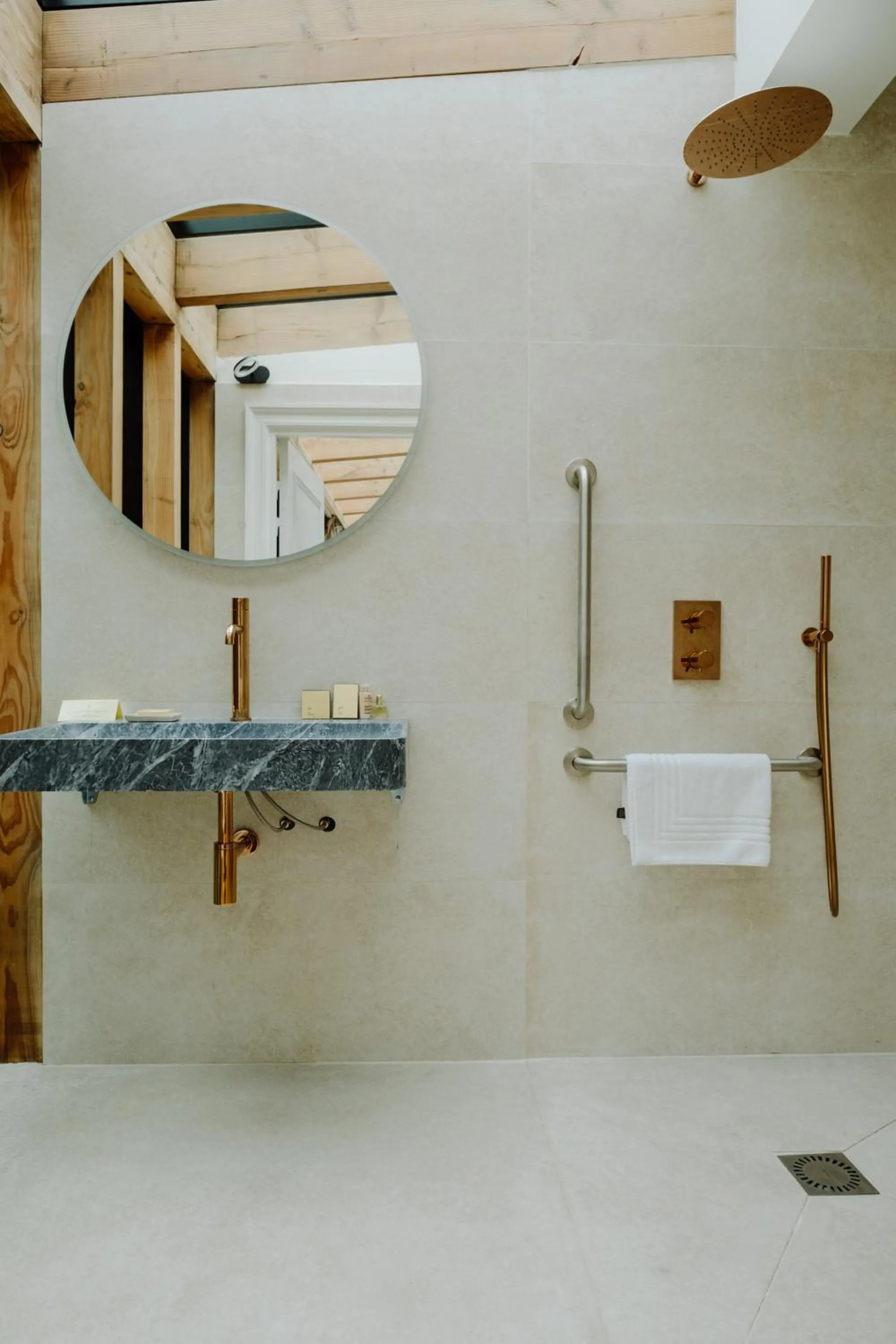 Bathroom in Hôtel Maison Pavlov - Restaurant & Spa - Bordeaux Bouscat