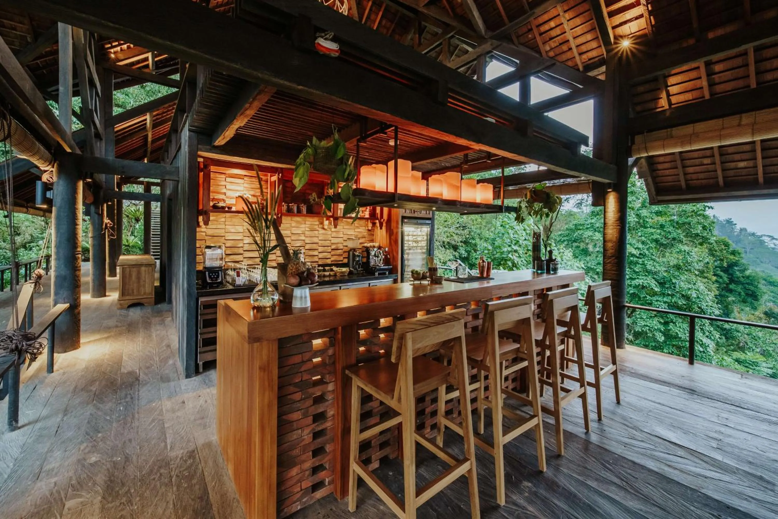 Lounge or bar in Buahan, a Banyan Tree Escape