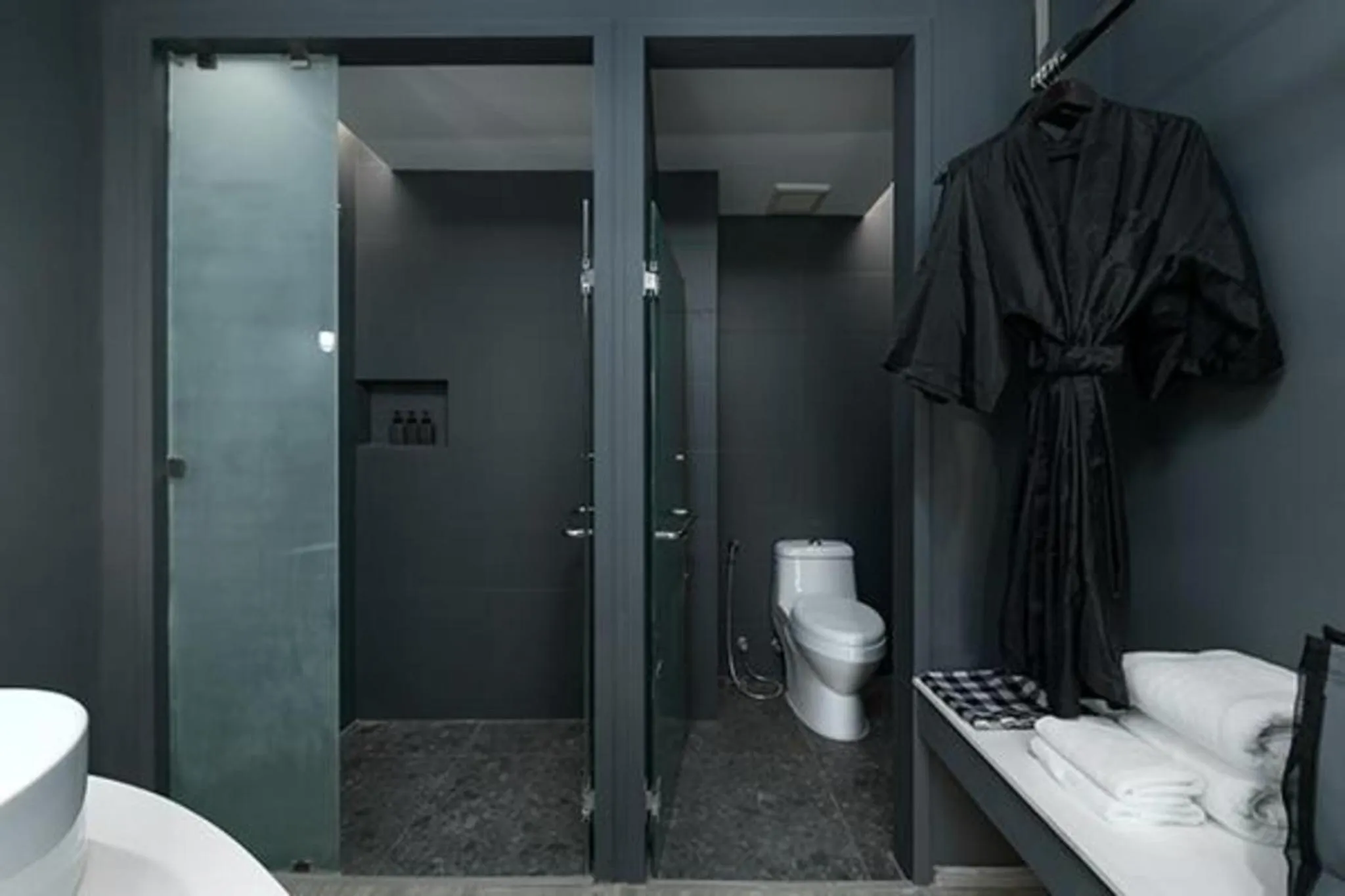 Bathroom in Foto Hotel Phuket Beachfront