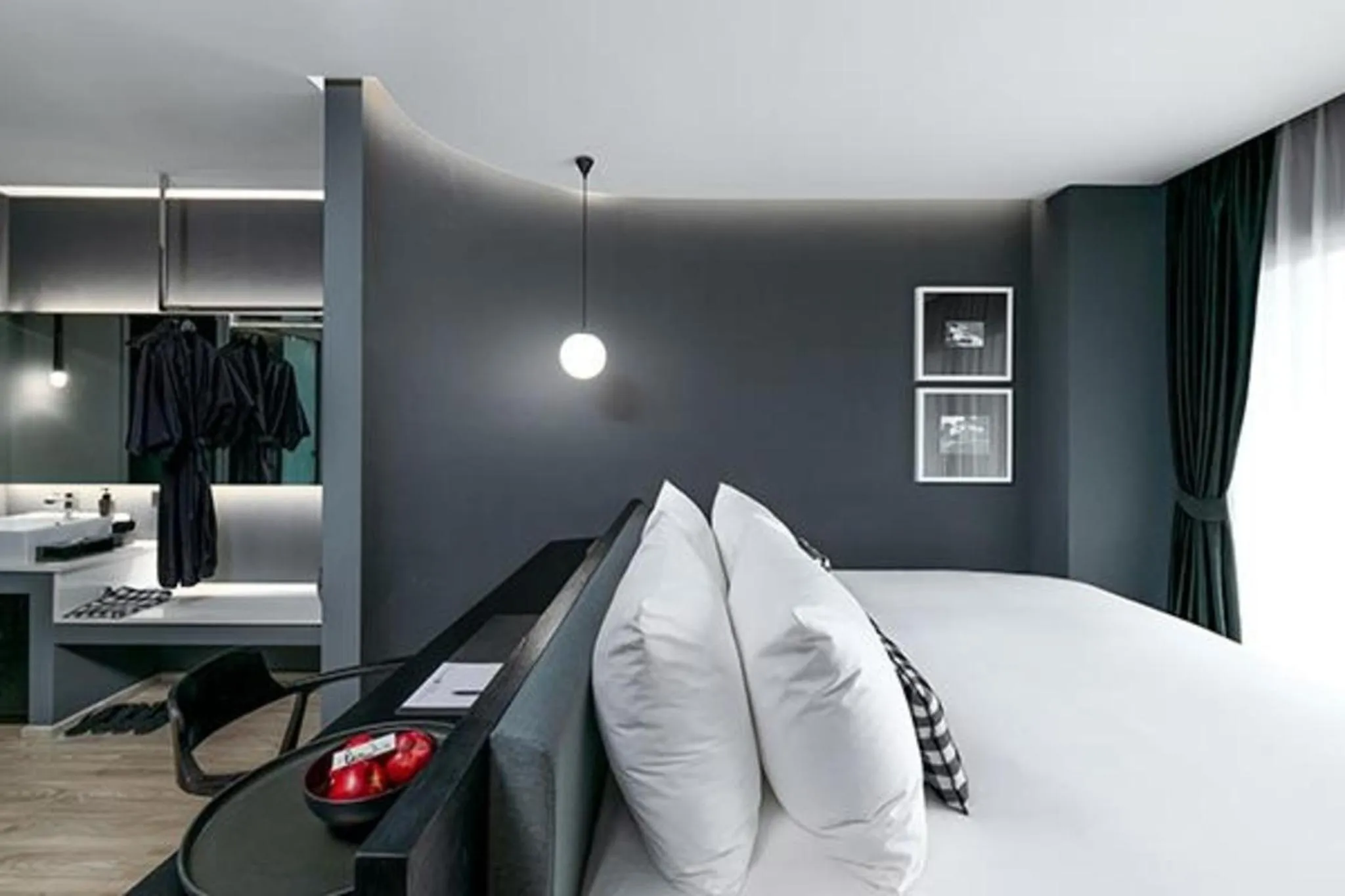 Bedroom in Foto Hotel Phuket Beachfront