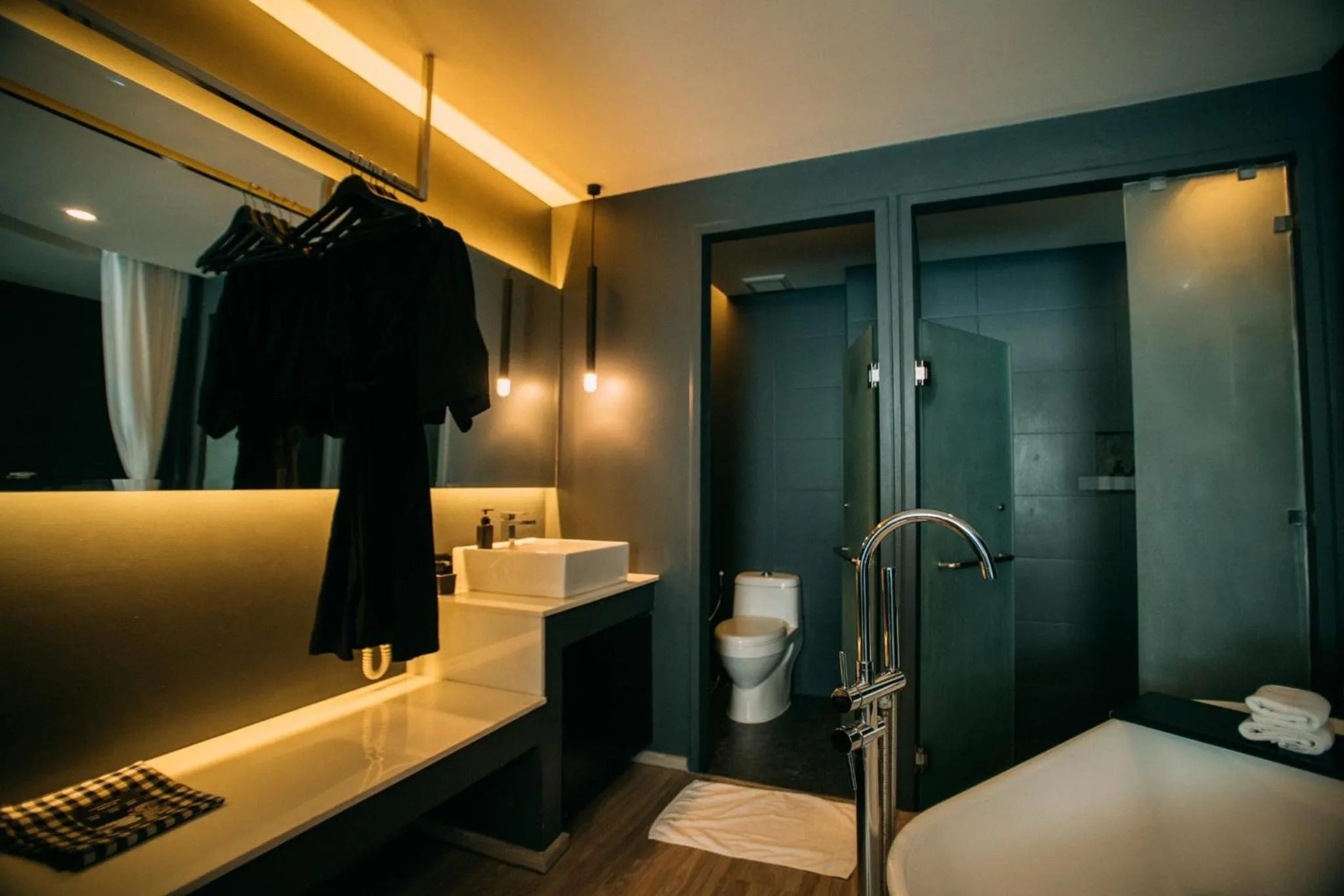 Bath in Foto Hotel Phuket Beachfront