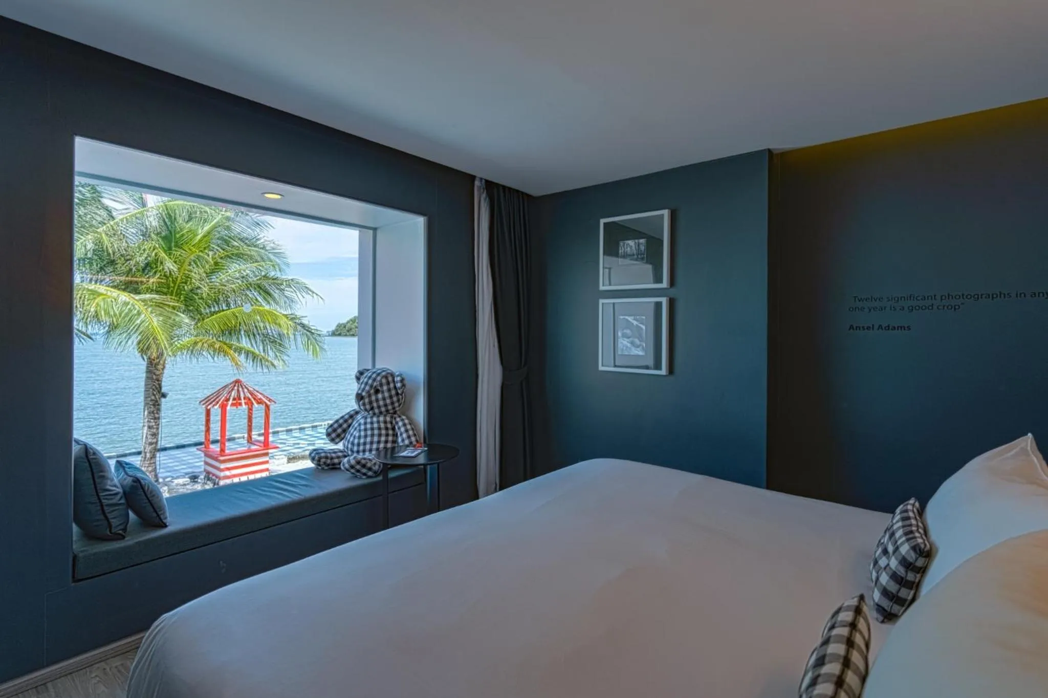Bedroom in Foto Hotel Phuket Beachfront