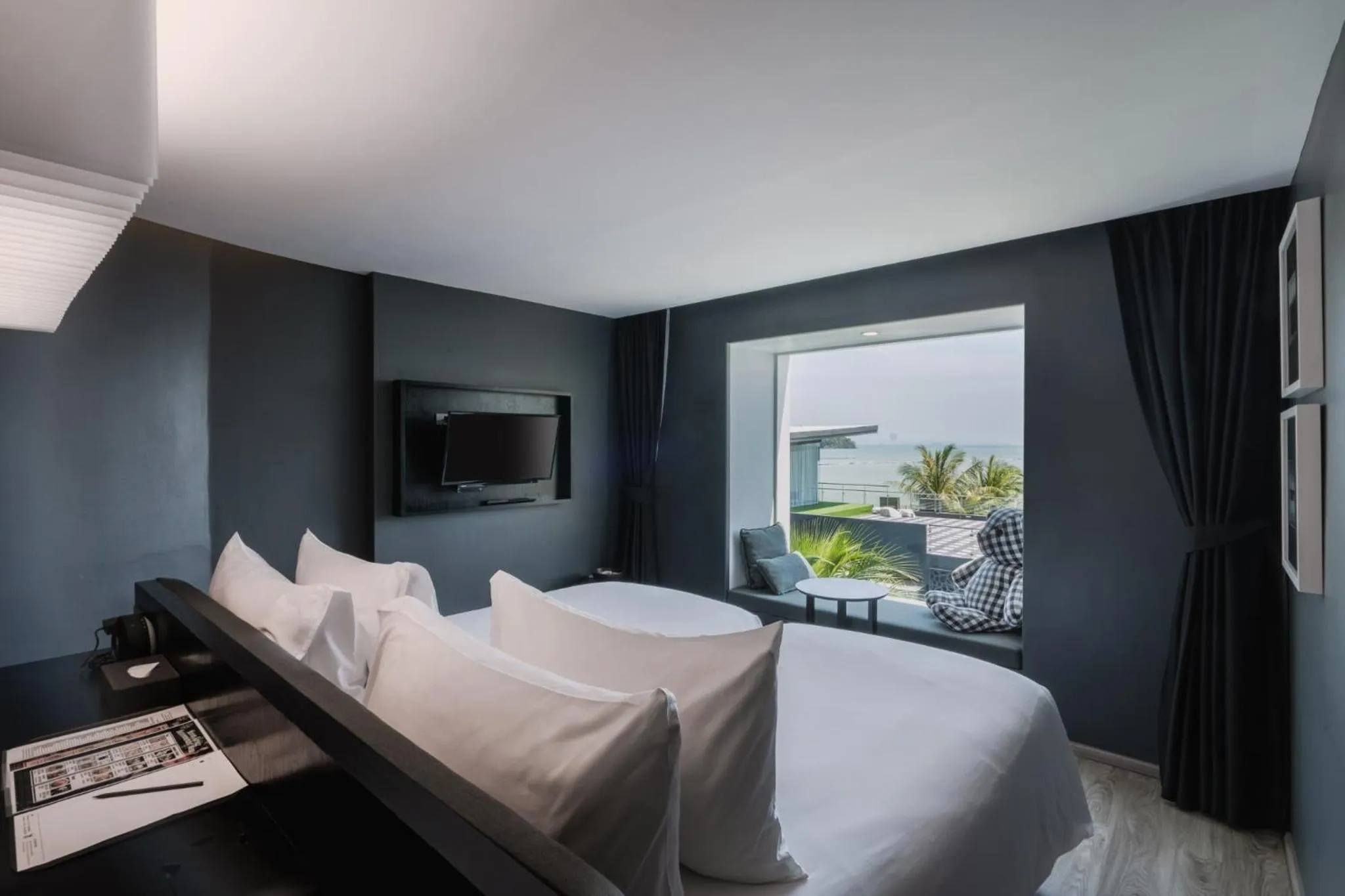 Bedroom in Foto Hotel Phuket Beachfront