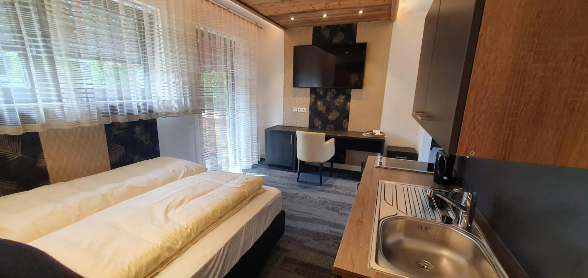 TV and multimedia, Bed in LH Boardinghouse GmbH - wi Dahaam