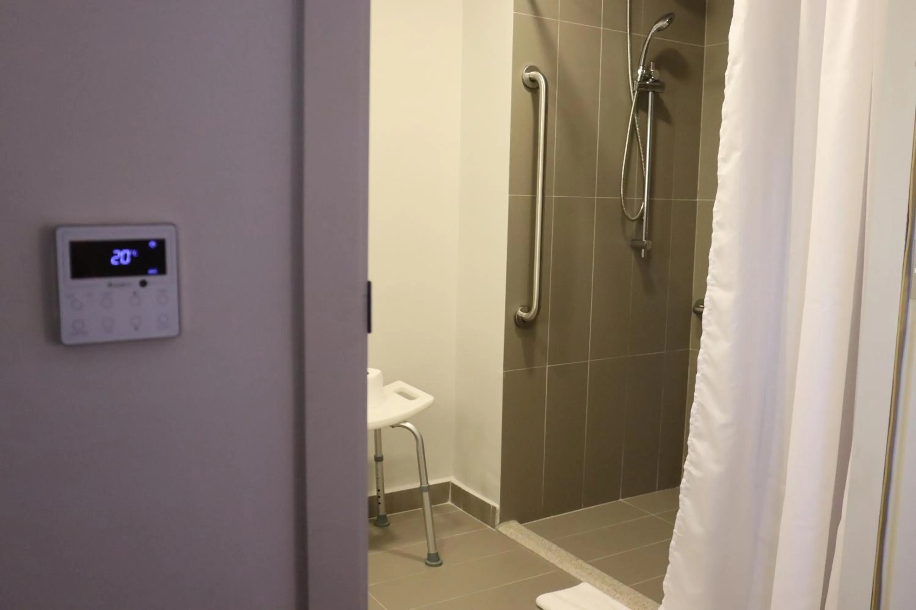 Shower in Ibis Guaxupe