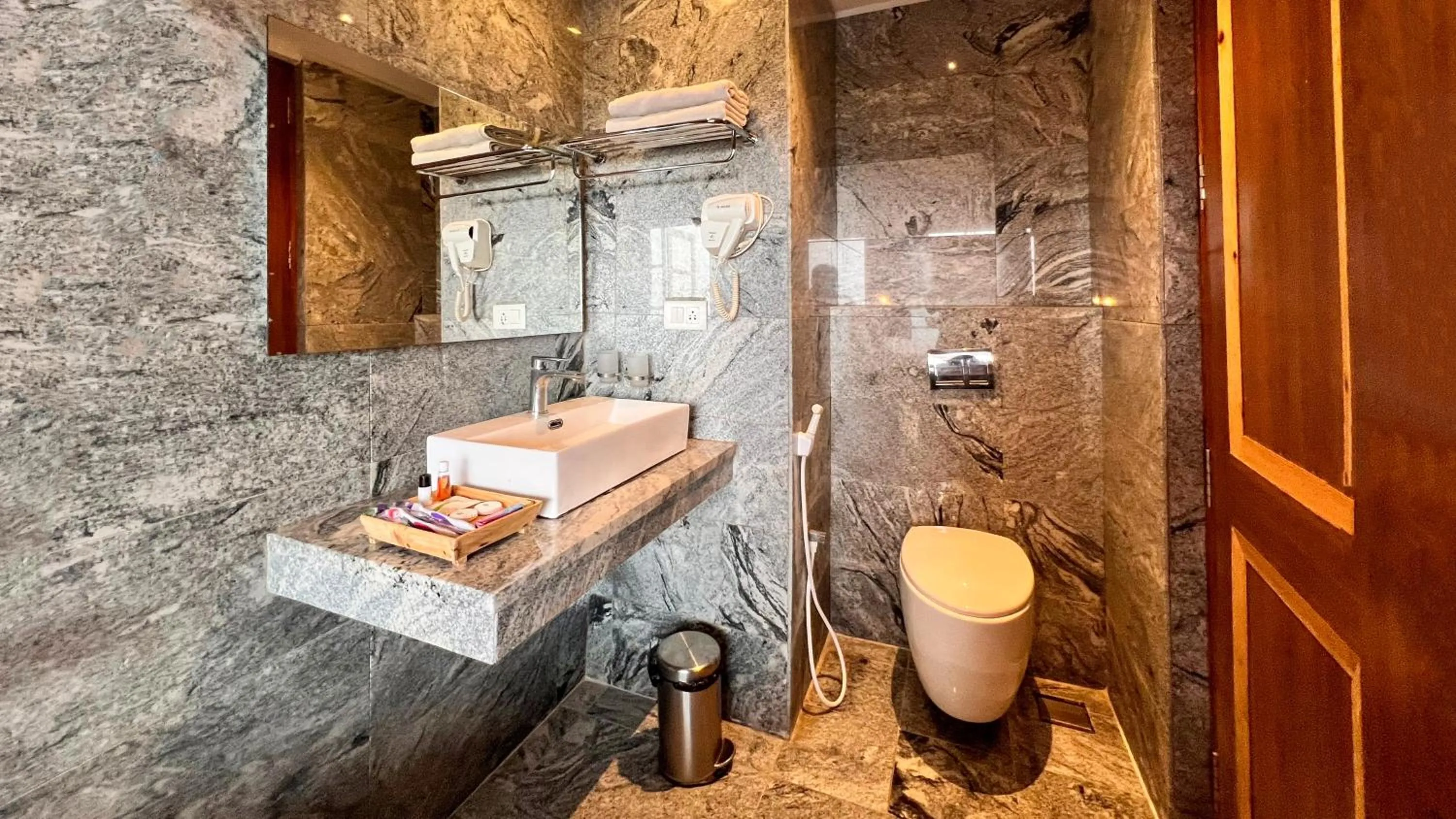 Shower in MERIDIAN HILL TOP YERCAUD