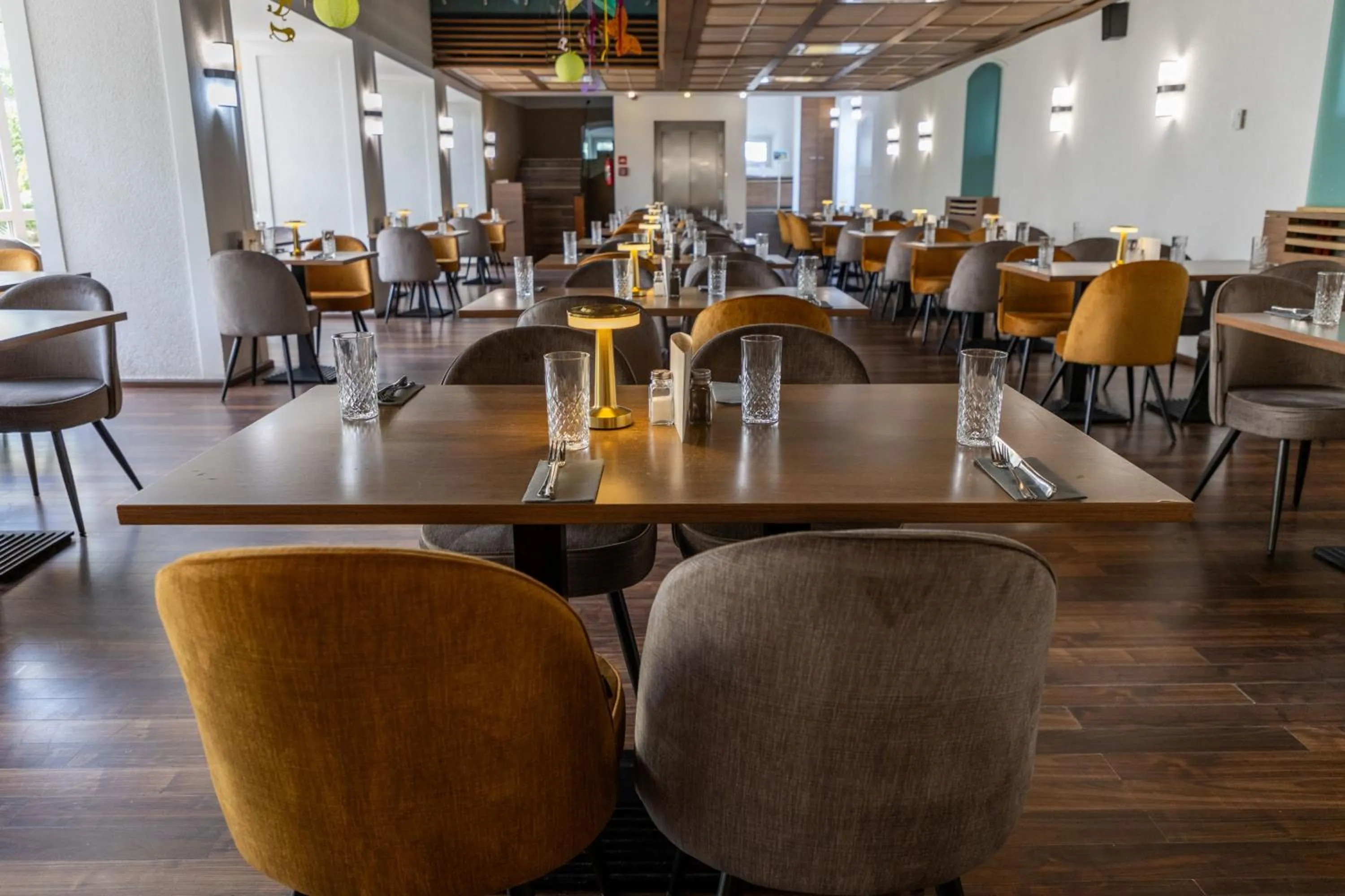 Restaurant/places to eat in CE Plaza Hotel