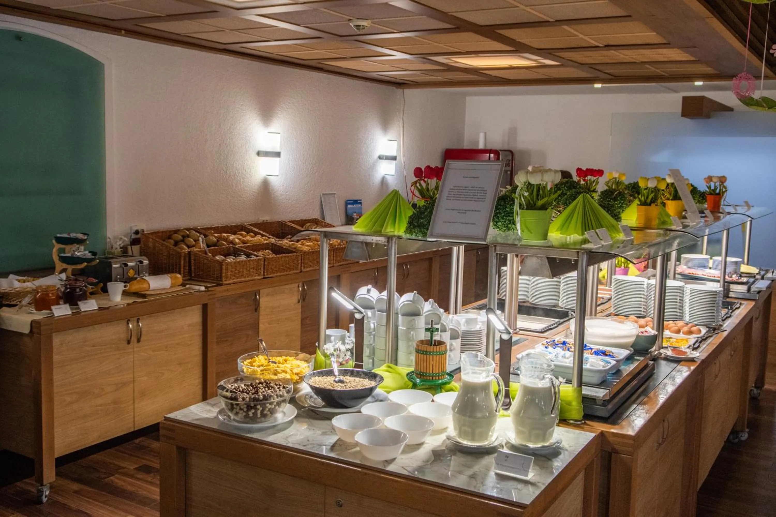 Restaurant/places to eat in CE Plaza Hotel