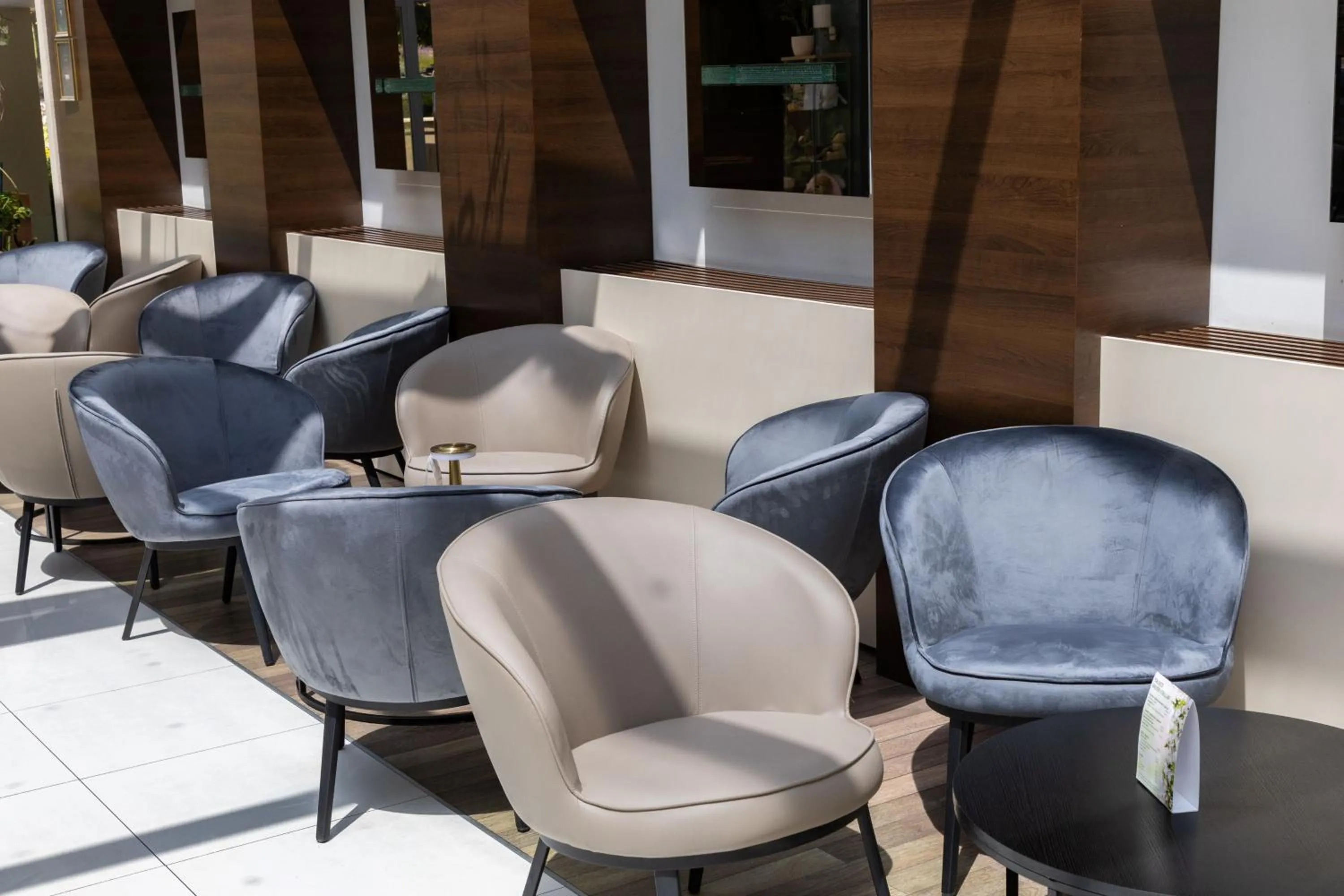 Living room in CE Plaza Hotel