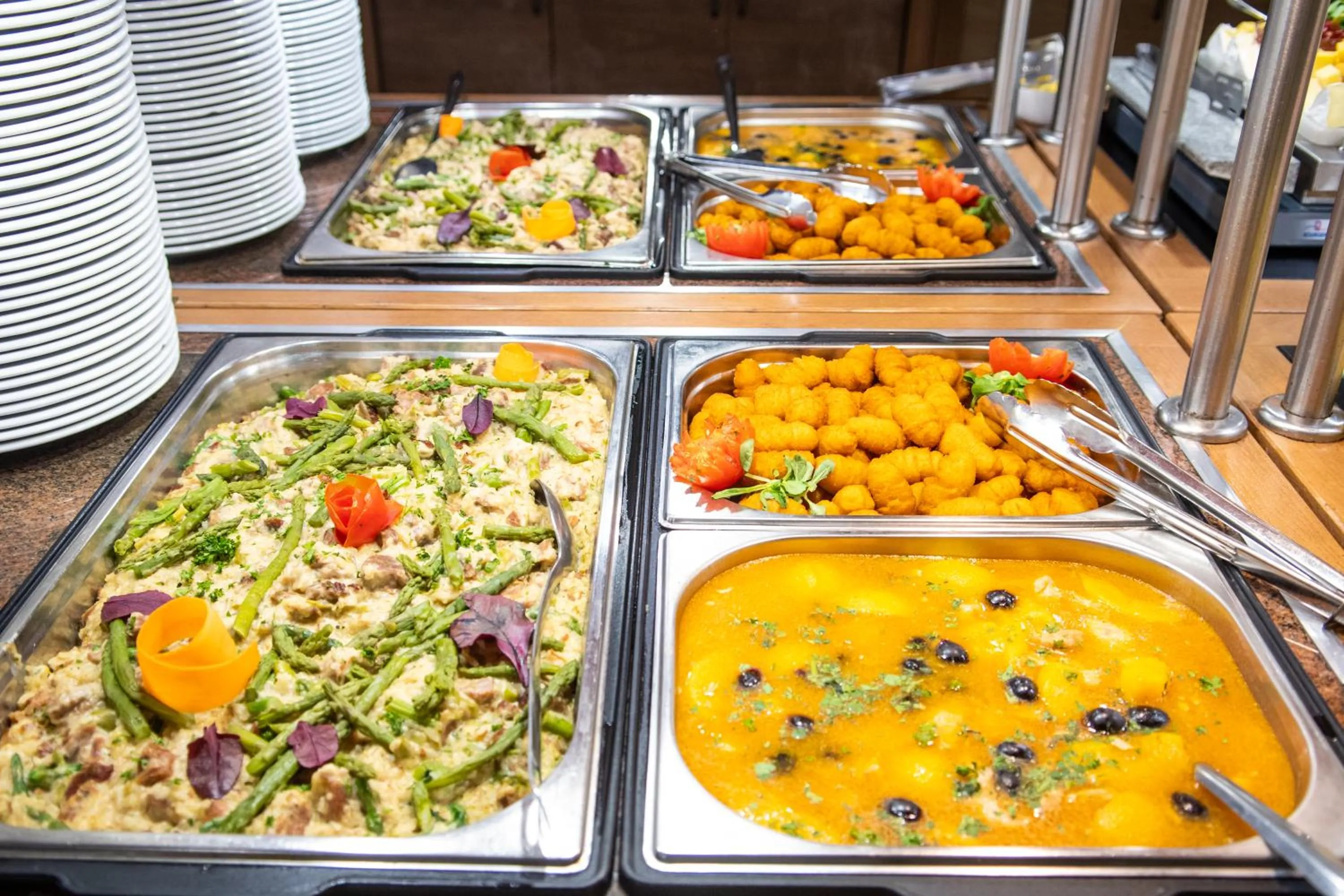 Restaurant/places to eat in CE Plaza Hotel