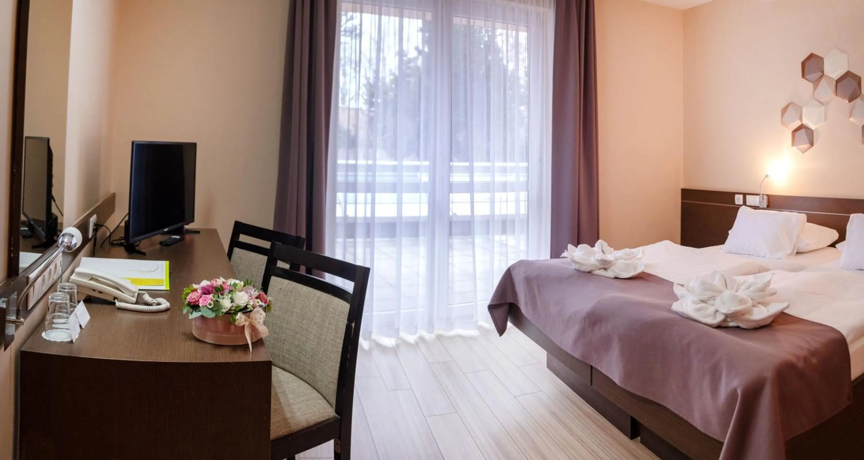 Bed in CE Plaza Hotel