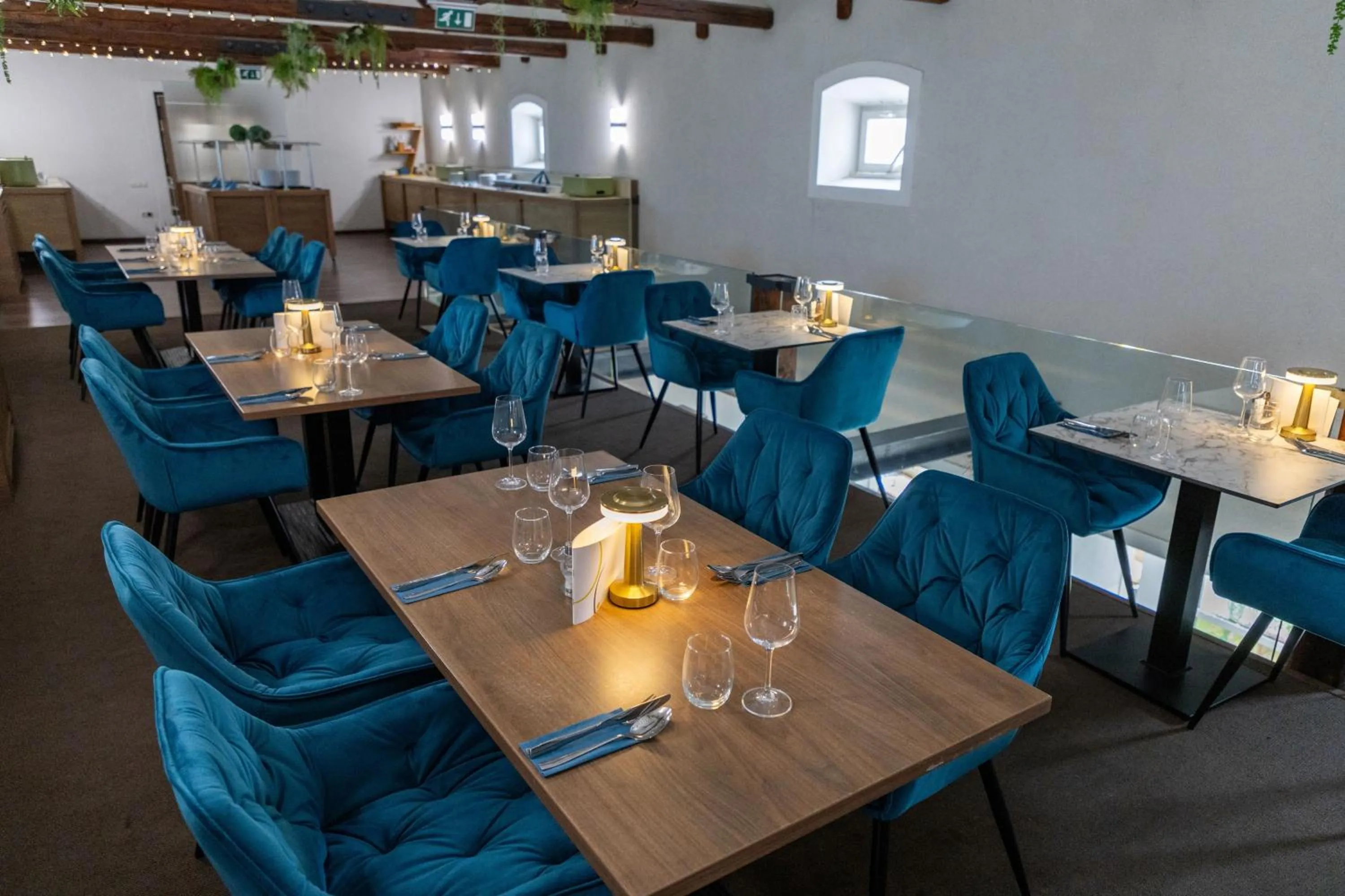 Restaurant/places to eat in CE Plaza Hotel