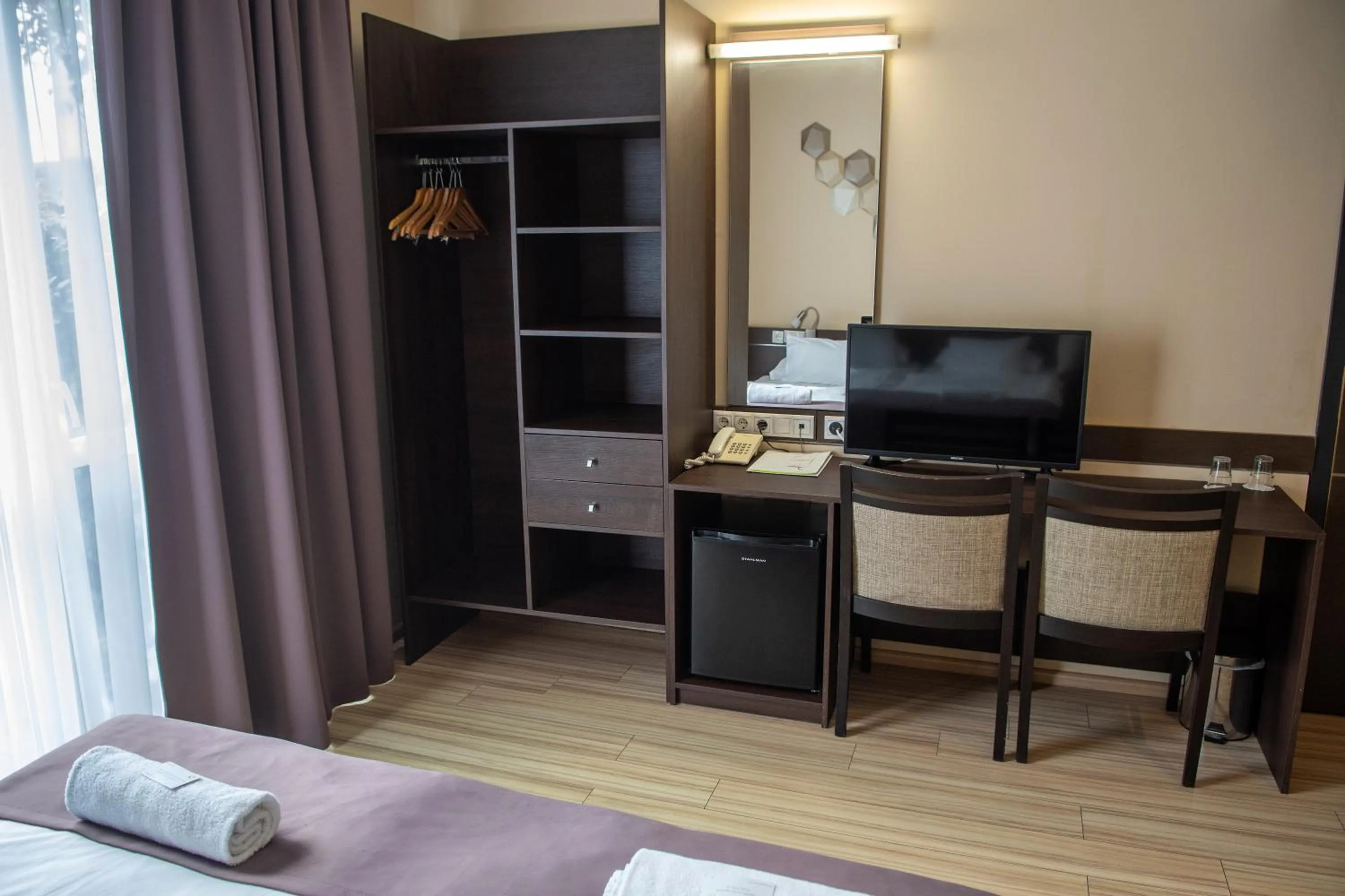 Bedroom, Bed in CE Plaza Hotel