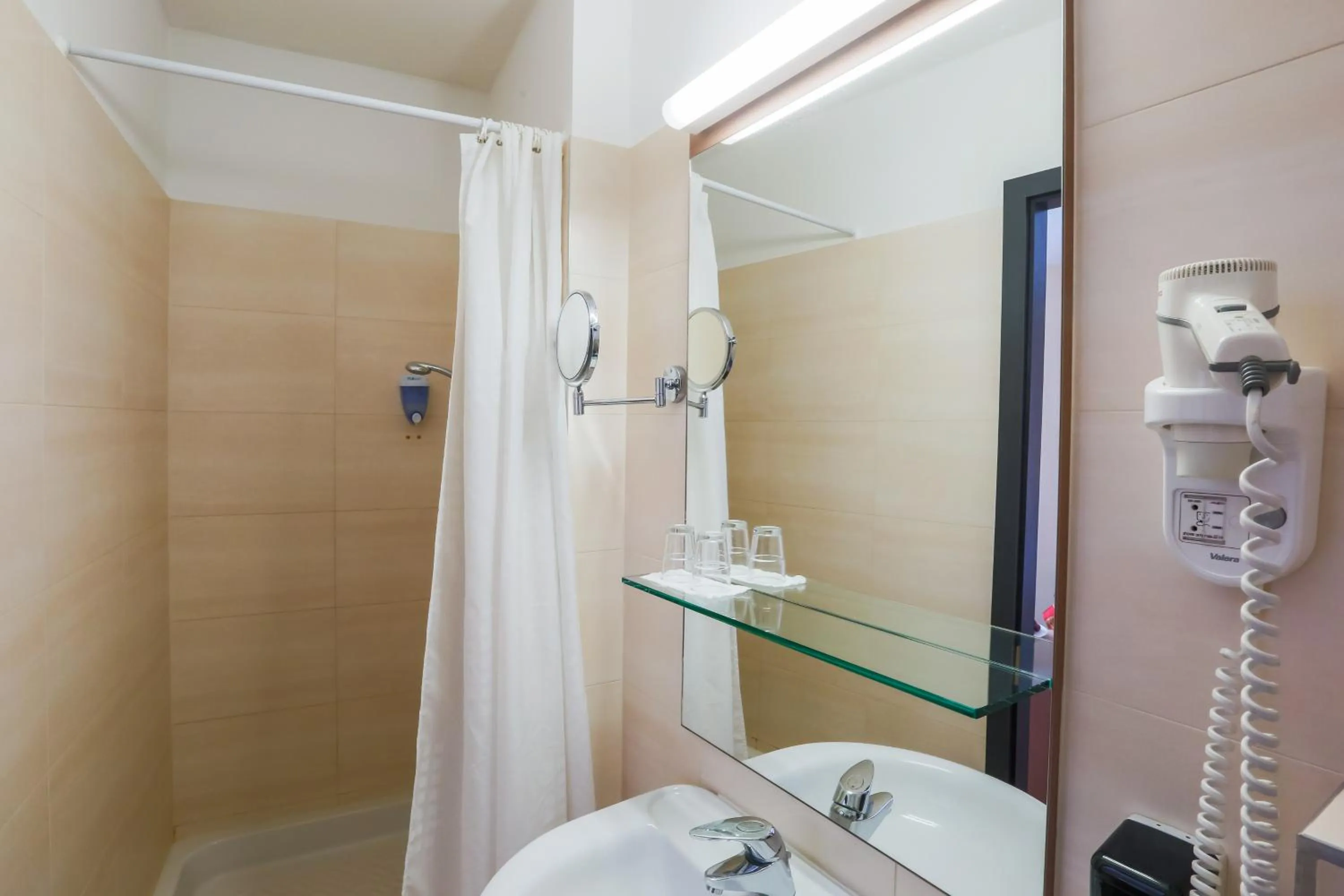 Shower in CE Plaza Hotel