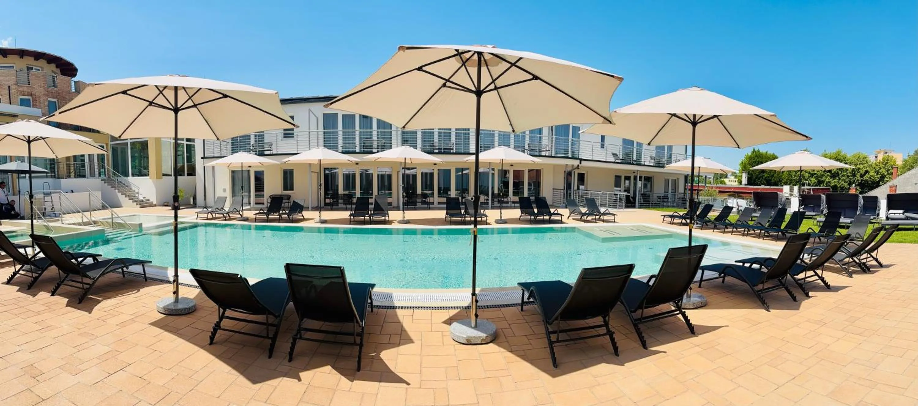 Patio in CE Plaza Hotel