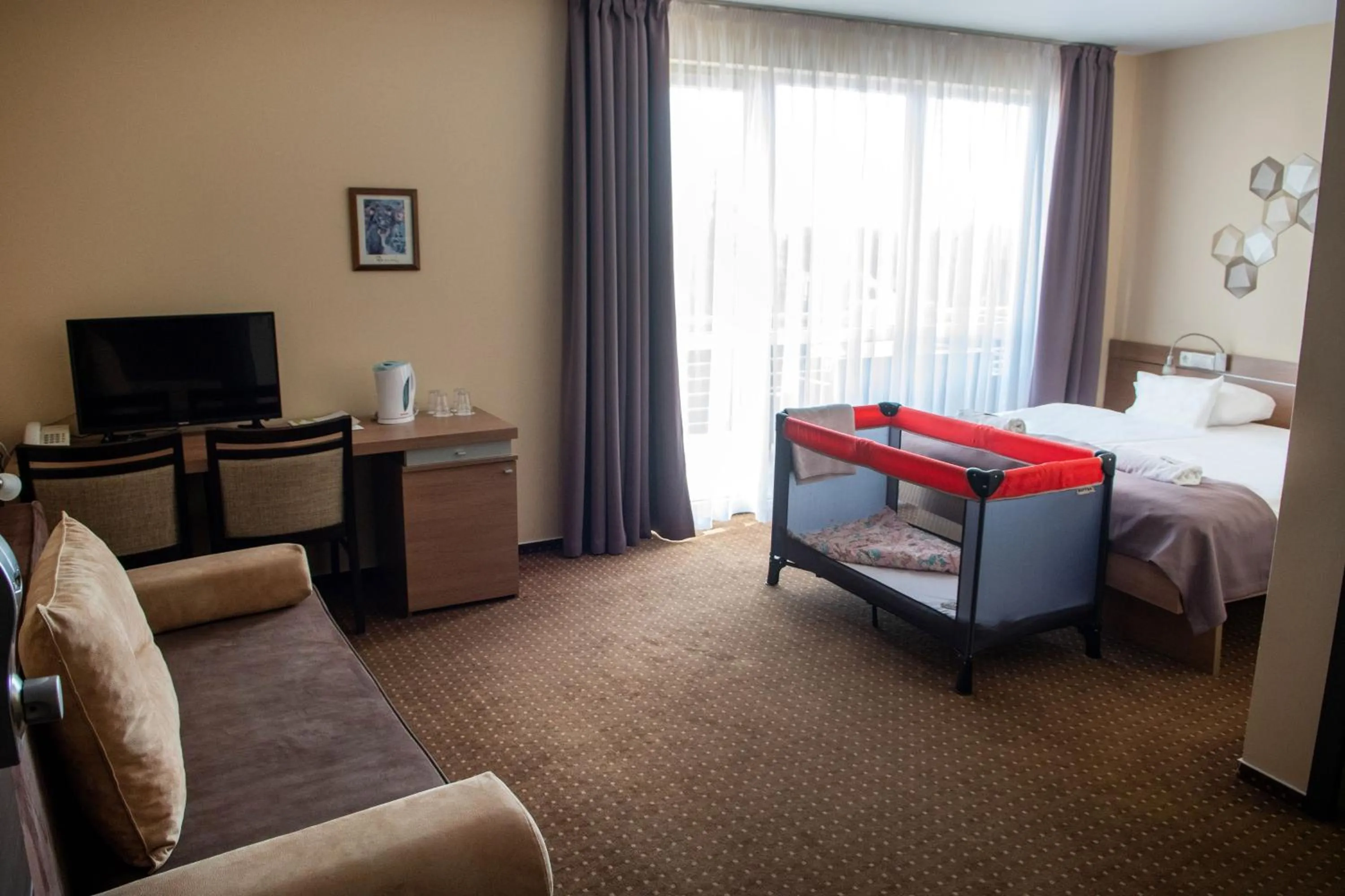Property building, Bed in CE Plaza Hotel