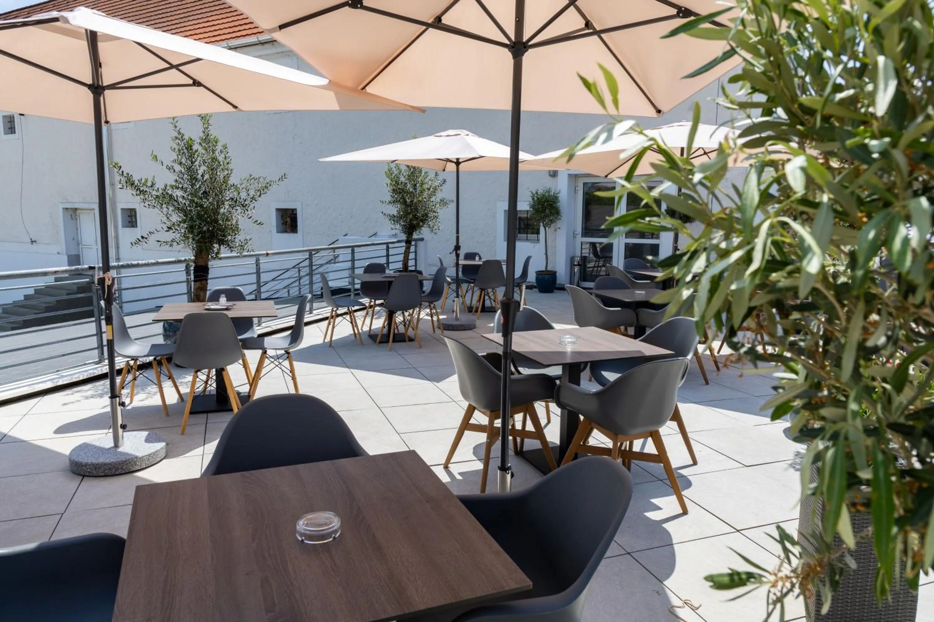 Patio in CE Plaza Hotel