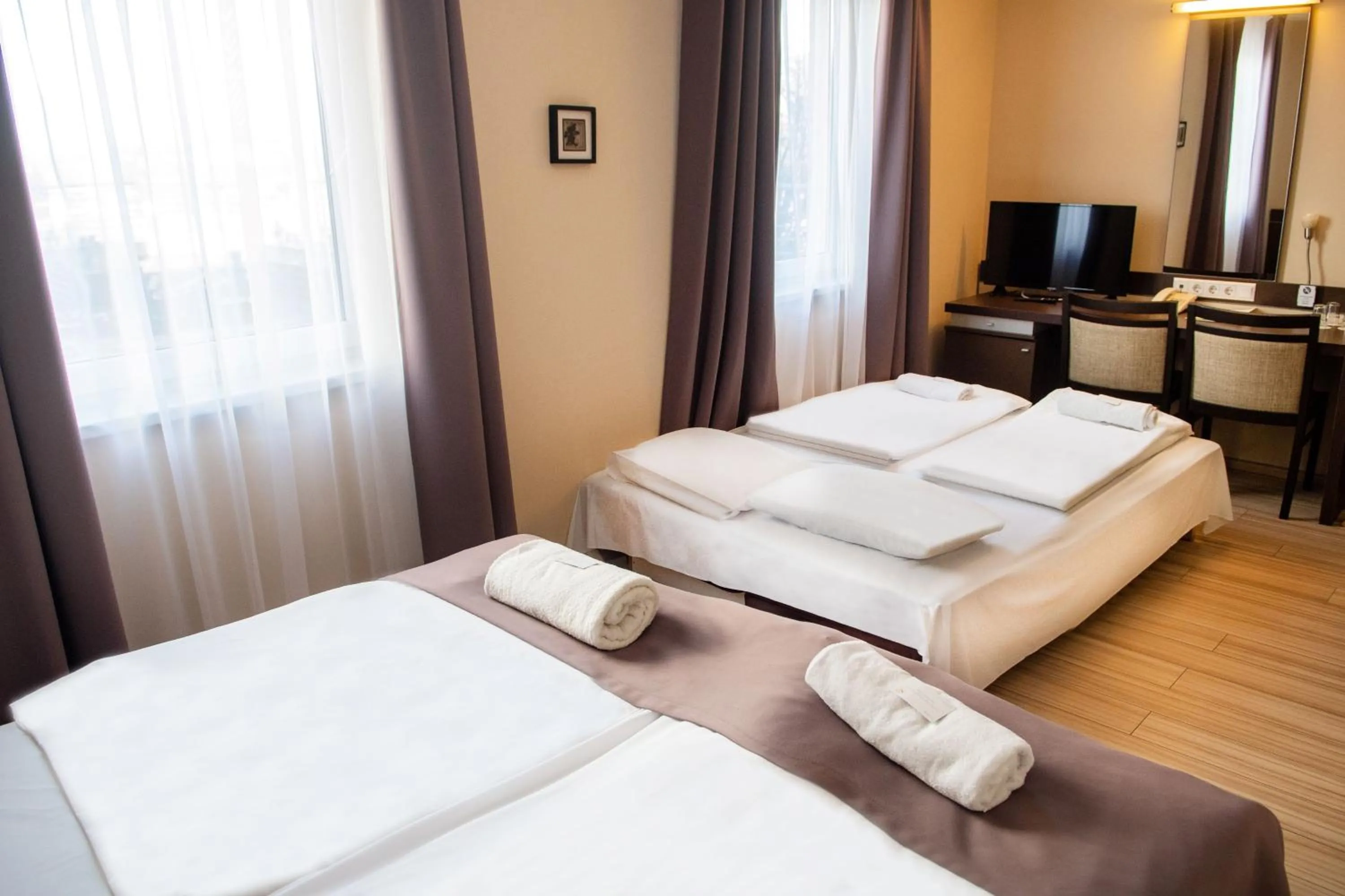 Property building, Bed in CE Plaza Hotel