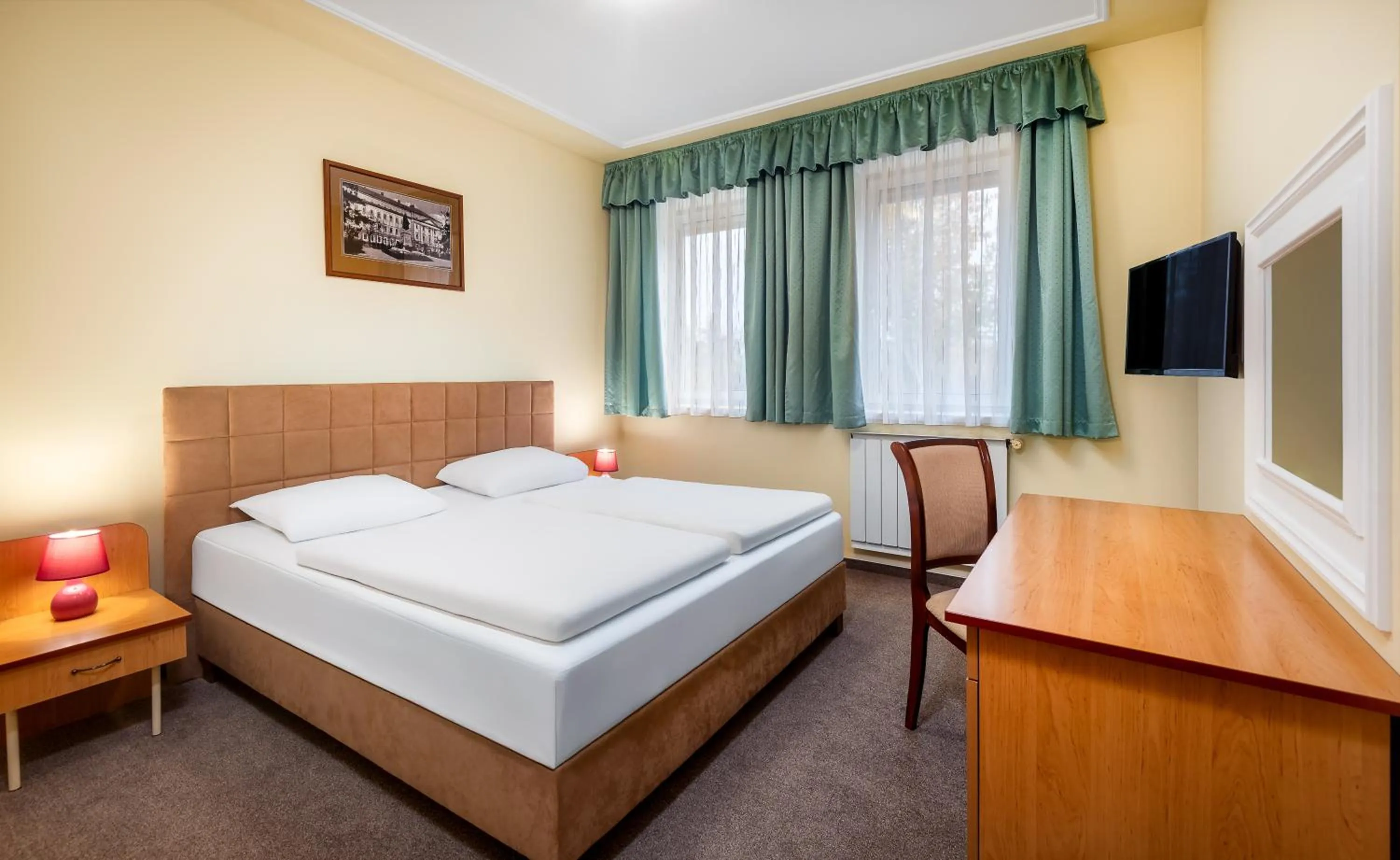 Bedroom, Bed in Platan Hotel