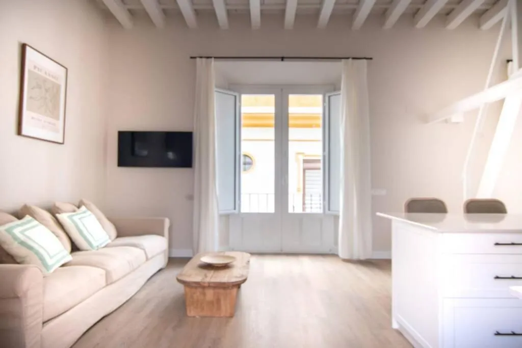 G12 Trendy and Comfy bright loft meters from Bullring and Trianas bridge, Galera street