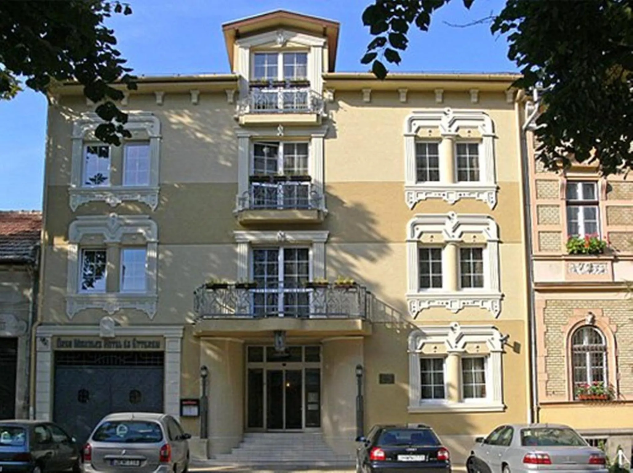 Facade/entrance in Öreg Miskolcz Hotel