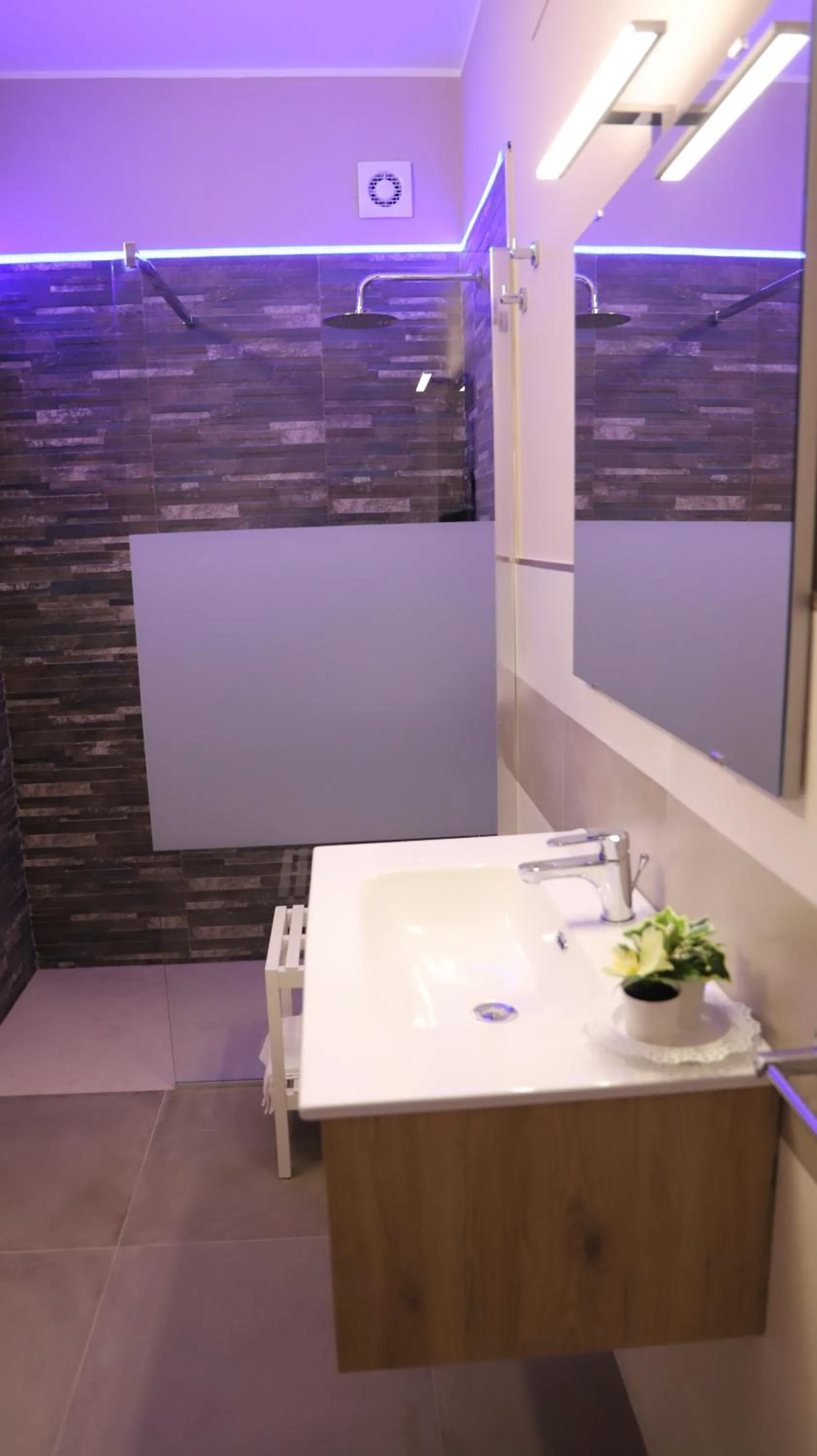 Bathroom in Avola My House B&B