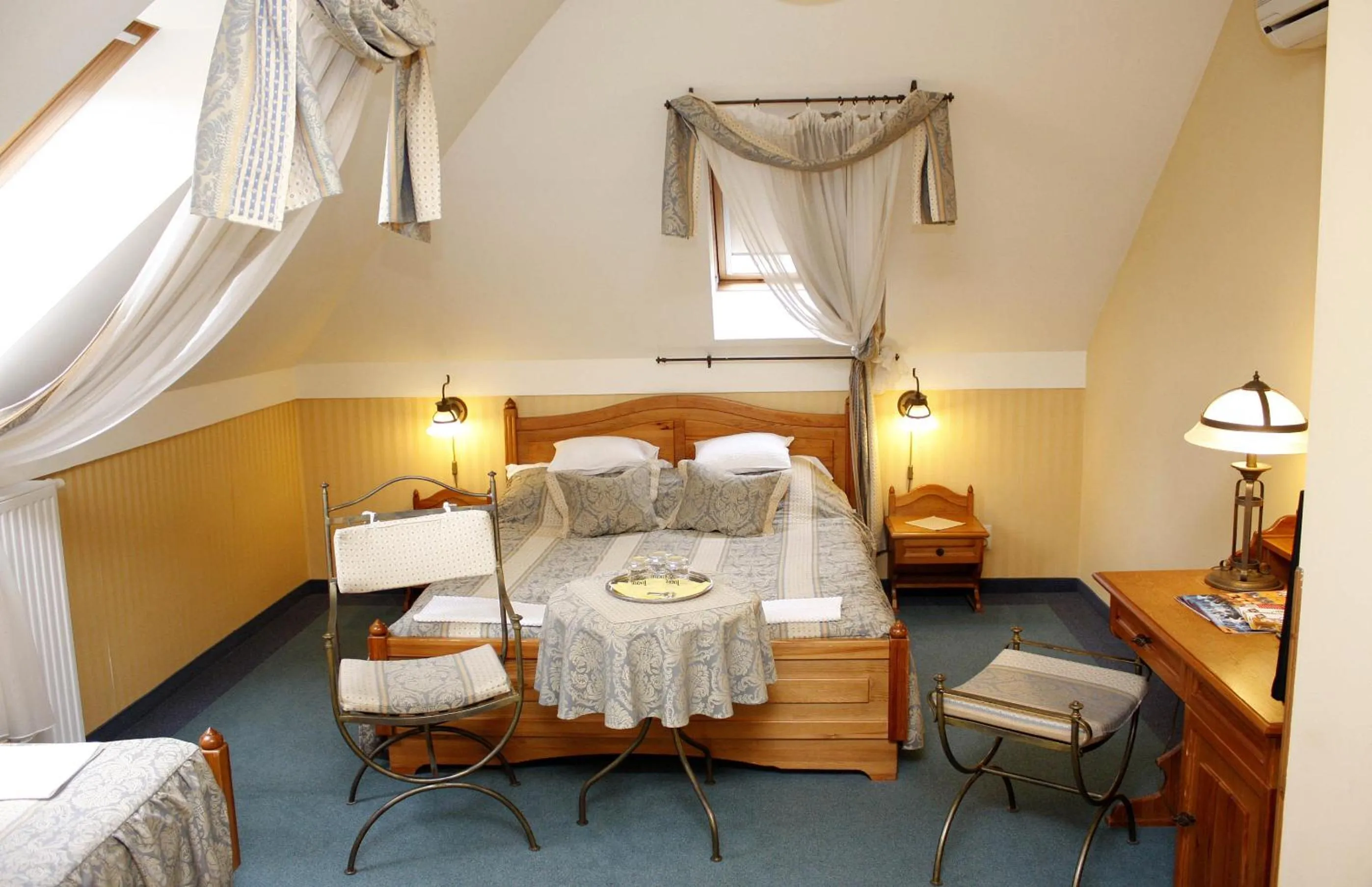 Bed in Lévay Villa Hotel