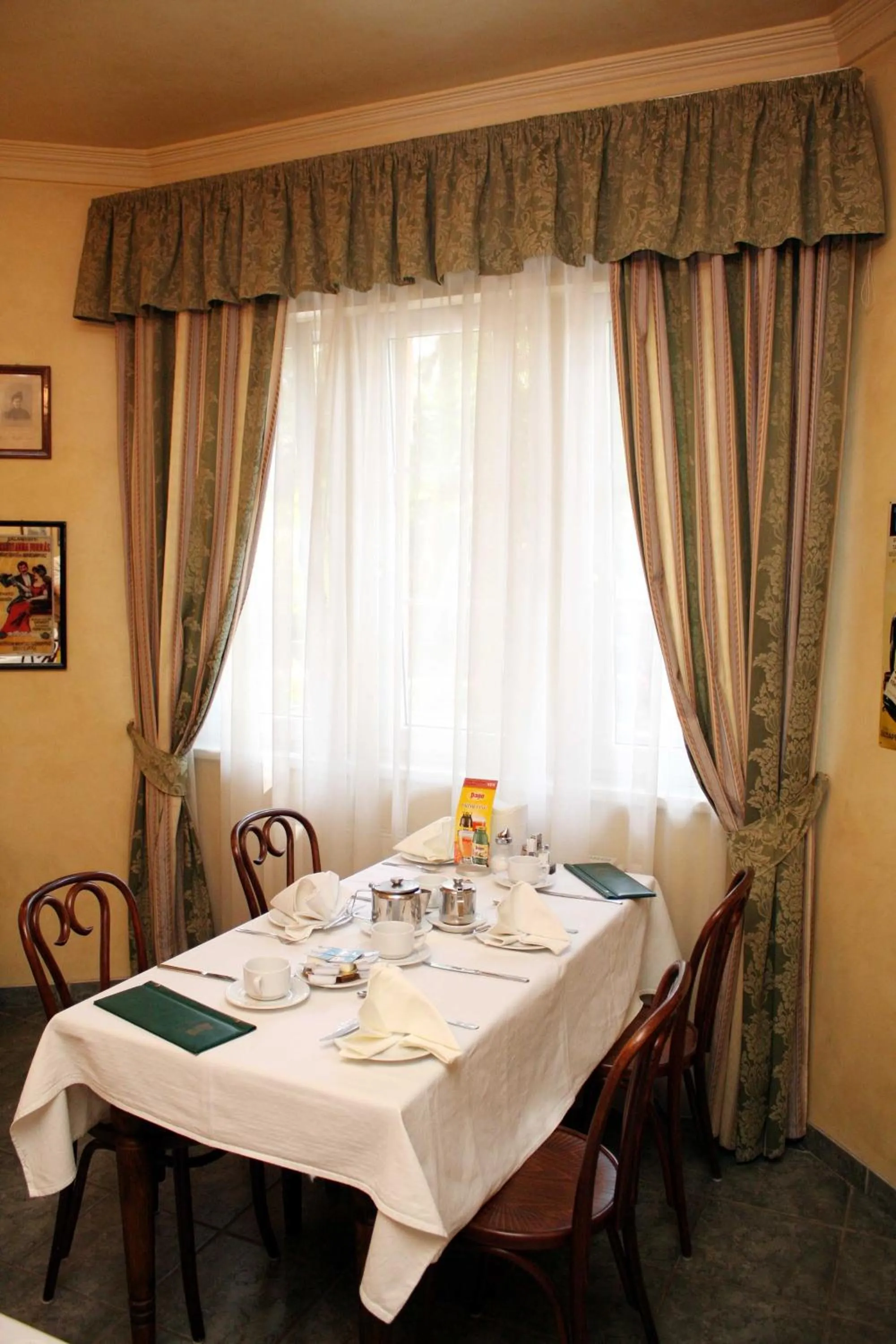 Restaurant/places to eat in Lévay Villa Hotel