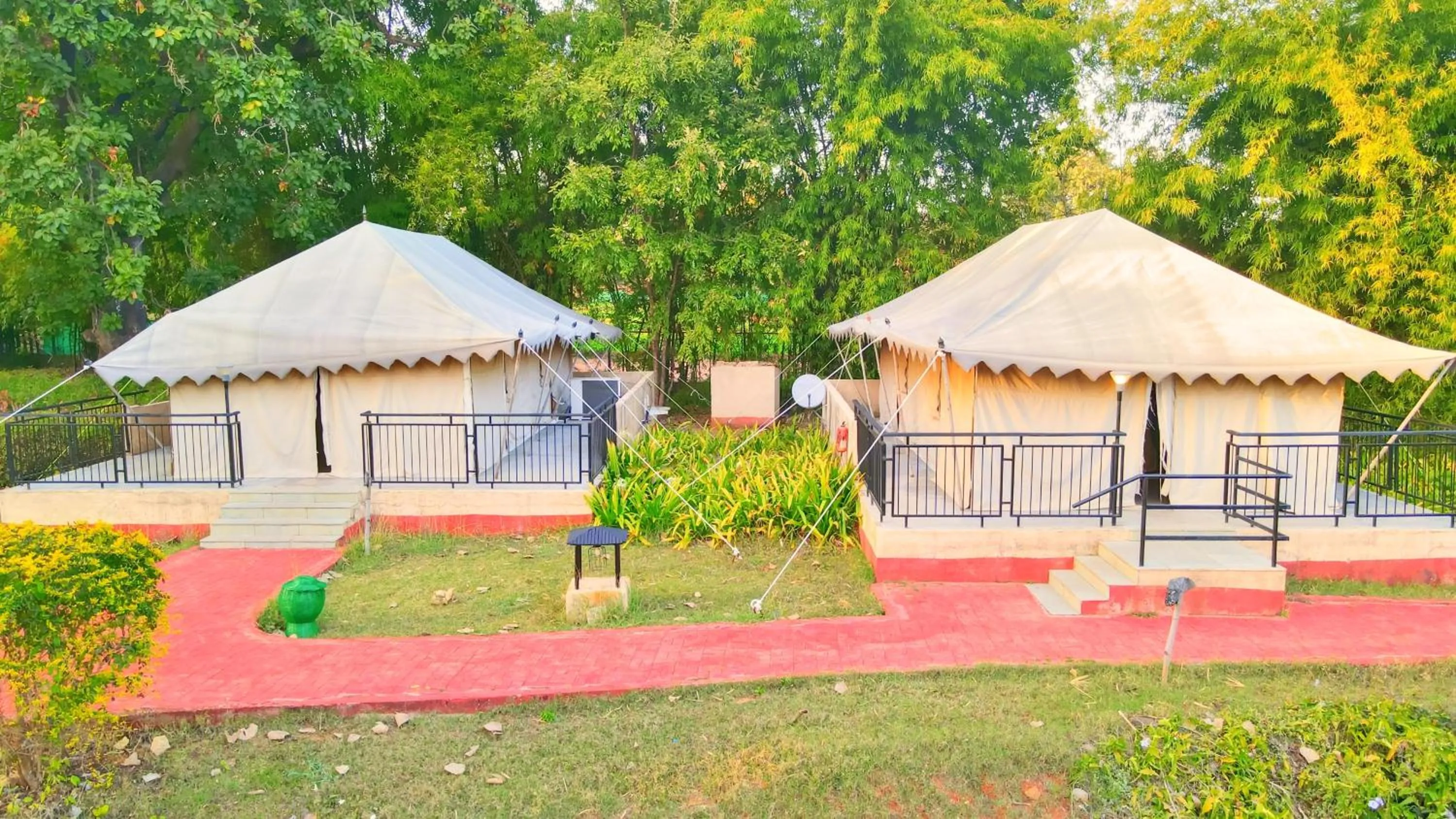 Garden in Bundela Bandhavgarh by Octave