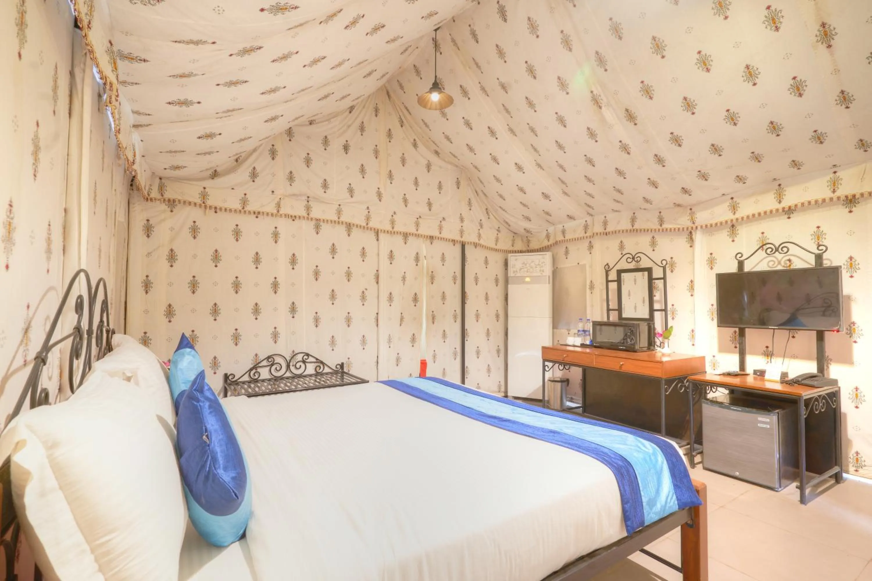 Photo of the whole room in Bundela Bandhavgarh by Octave