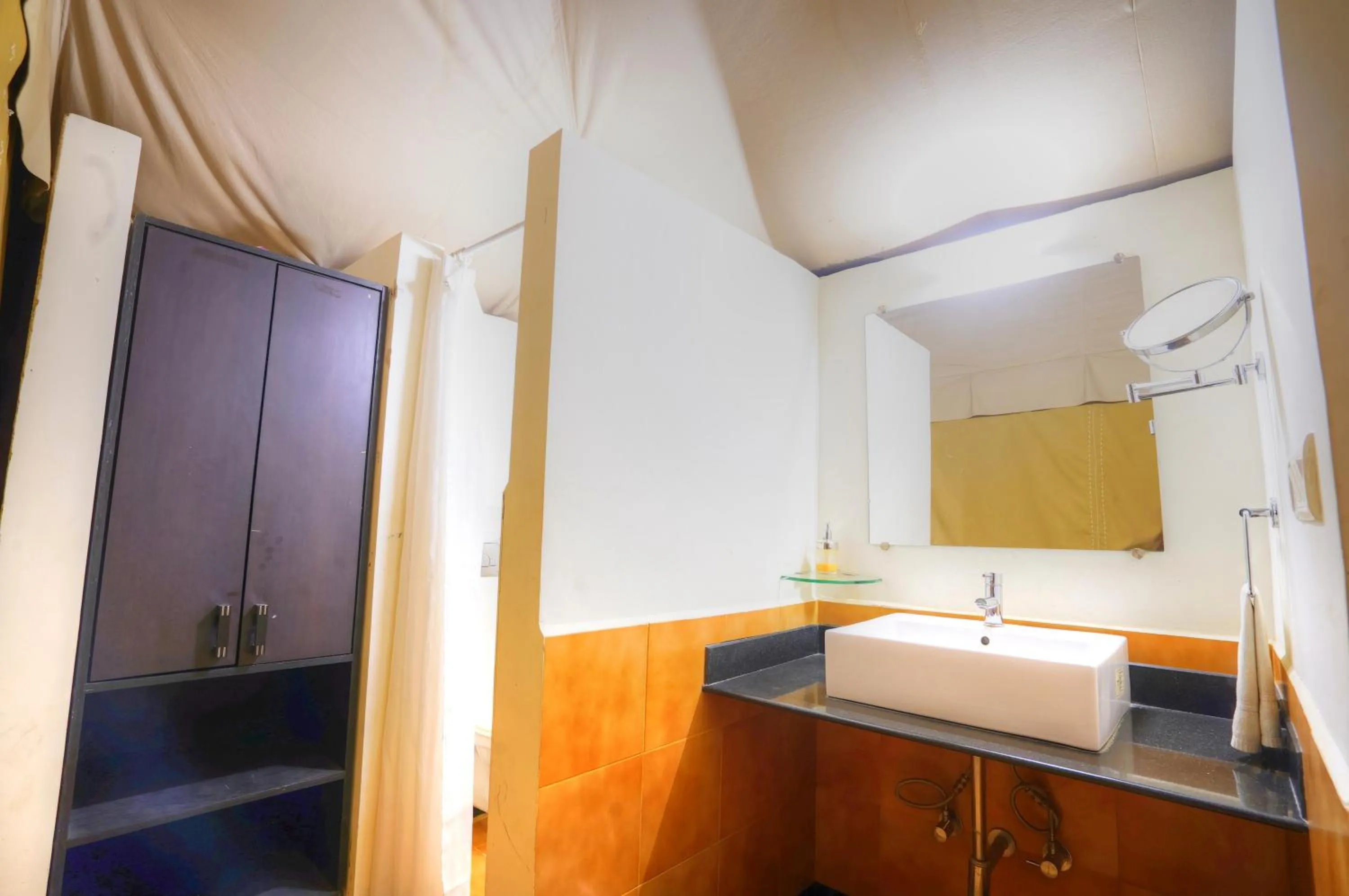 Bathroom in Bundela Bandhavgarh by Octave