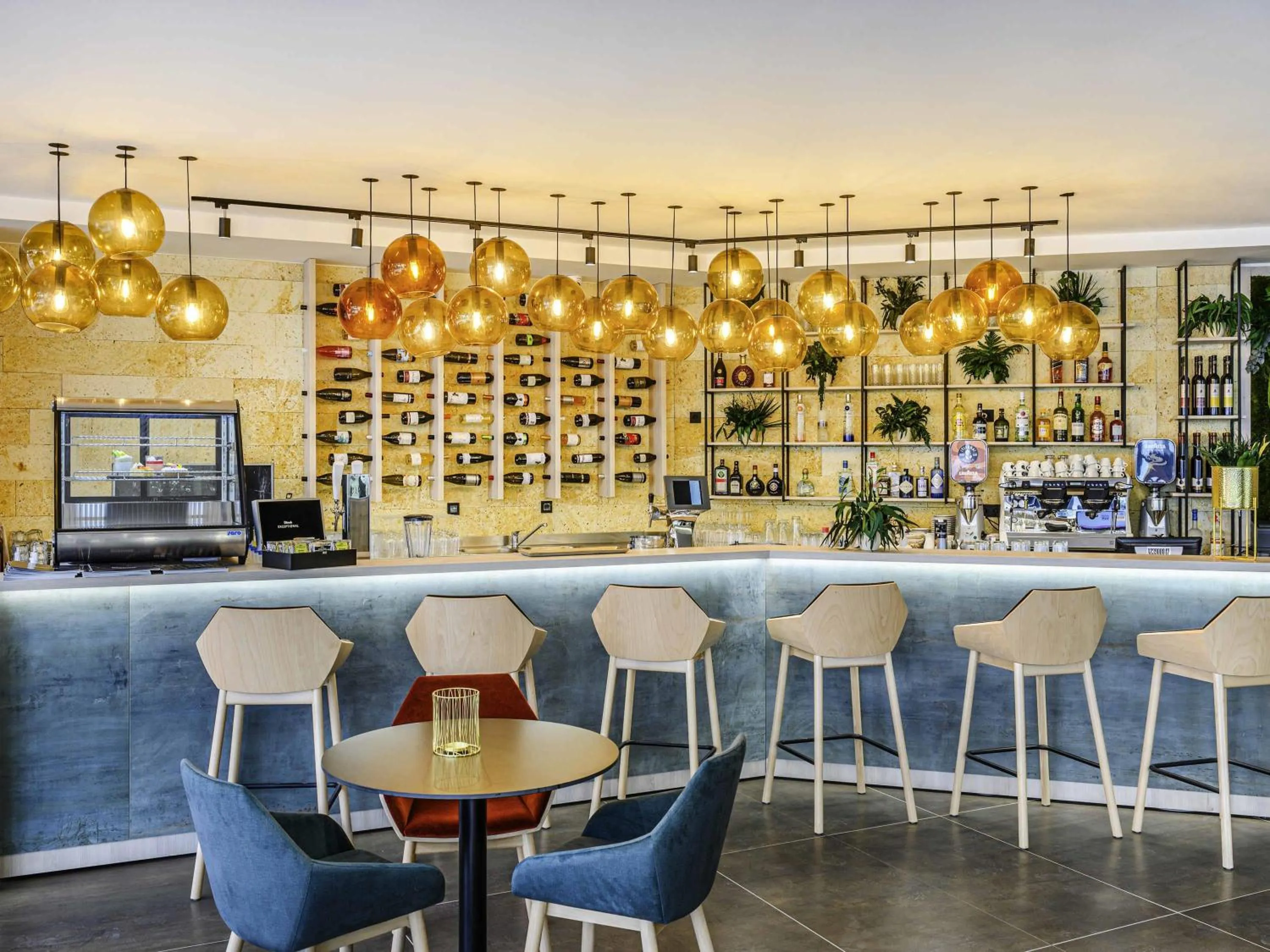 Lounge or bar in Mercure Tokaj Center