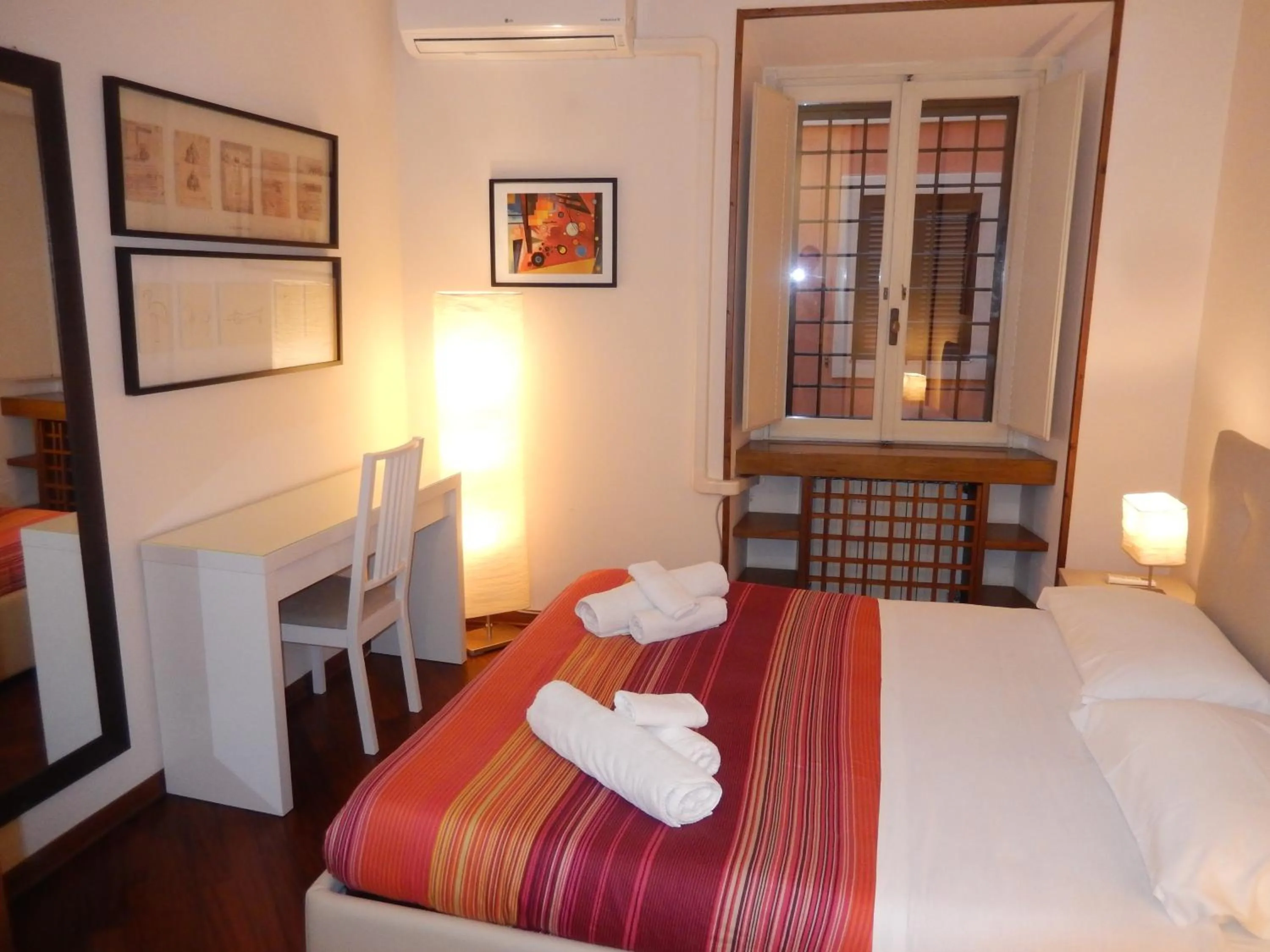Photo of the whole room, Bed in Colosseo Homerents 2