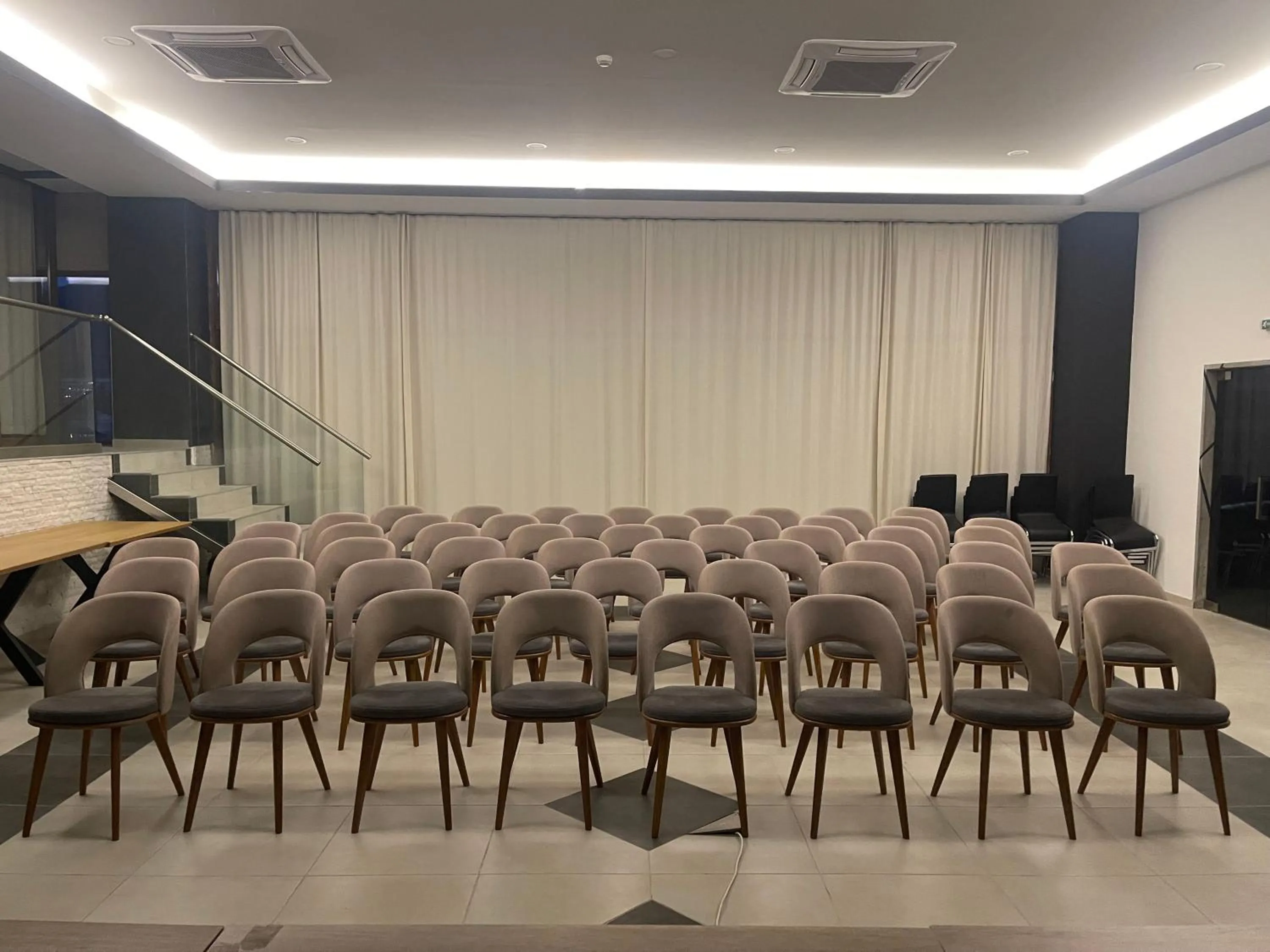 Business facilities in Hotel Story