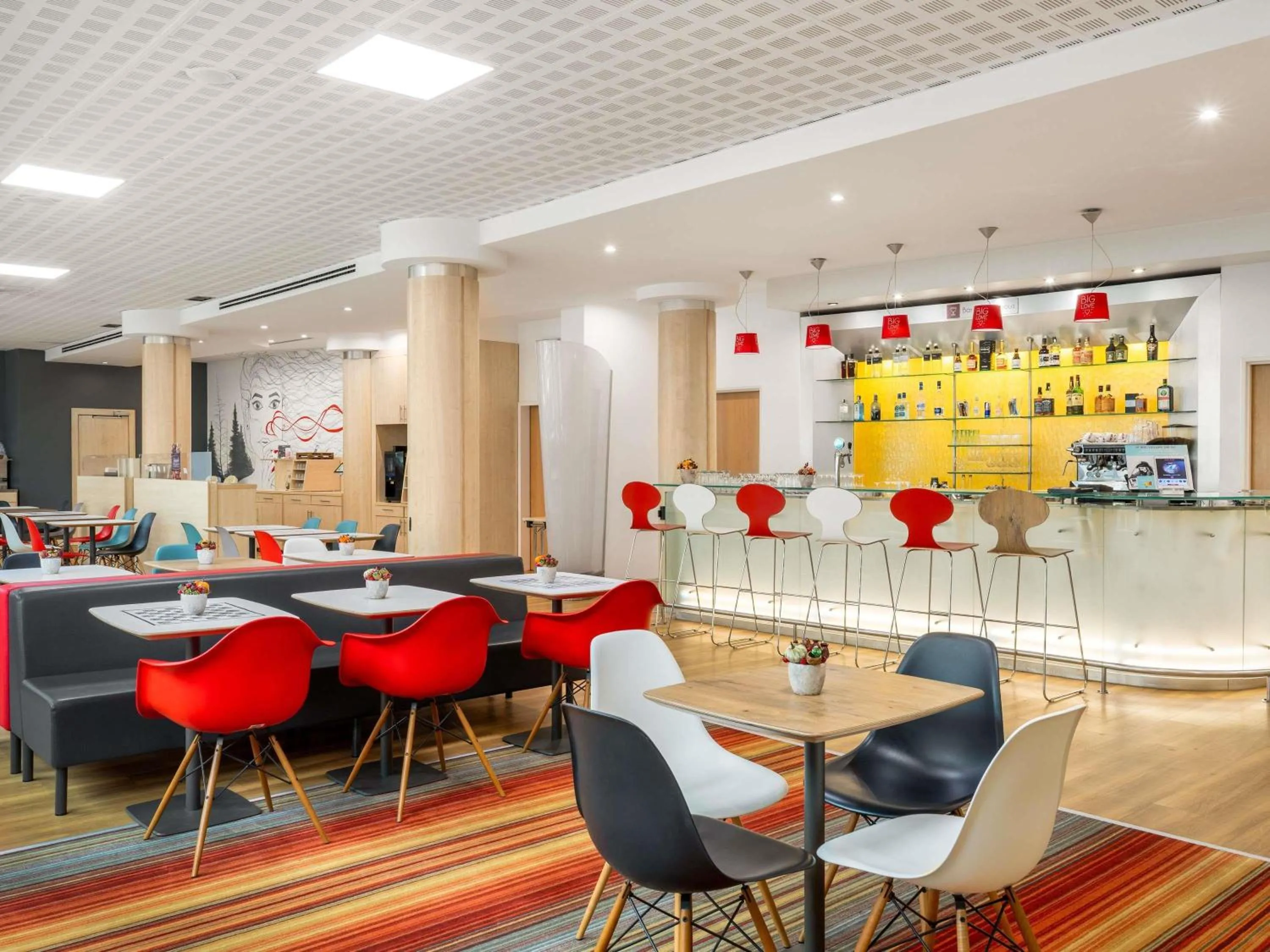 Lounge or bar in Ibis Győr