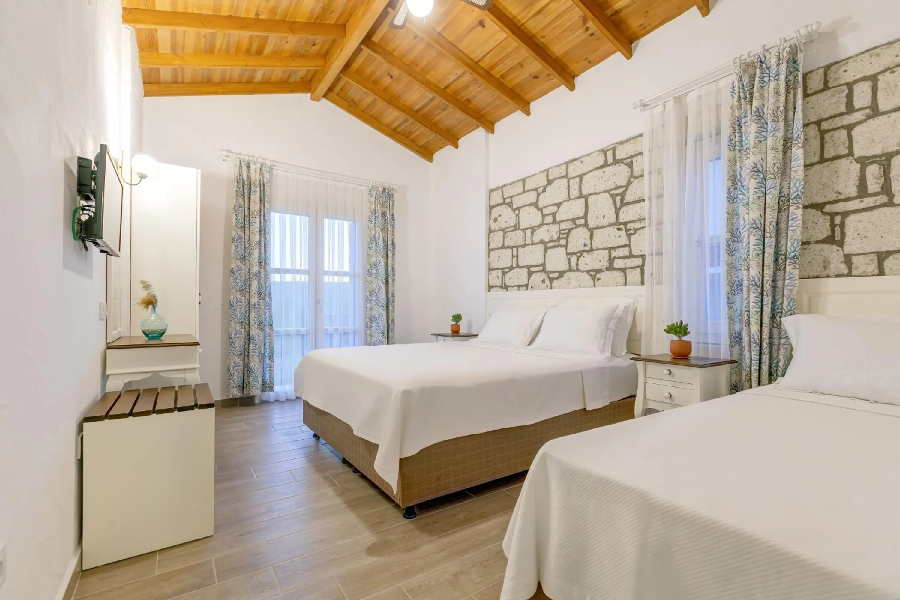 Photo of the whole room, Bed in Alacati Fora Bella